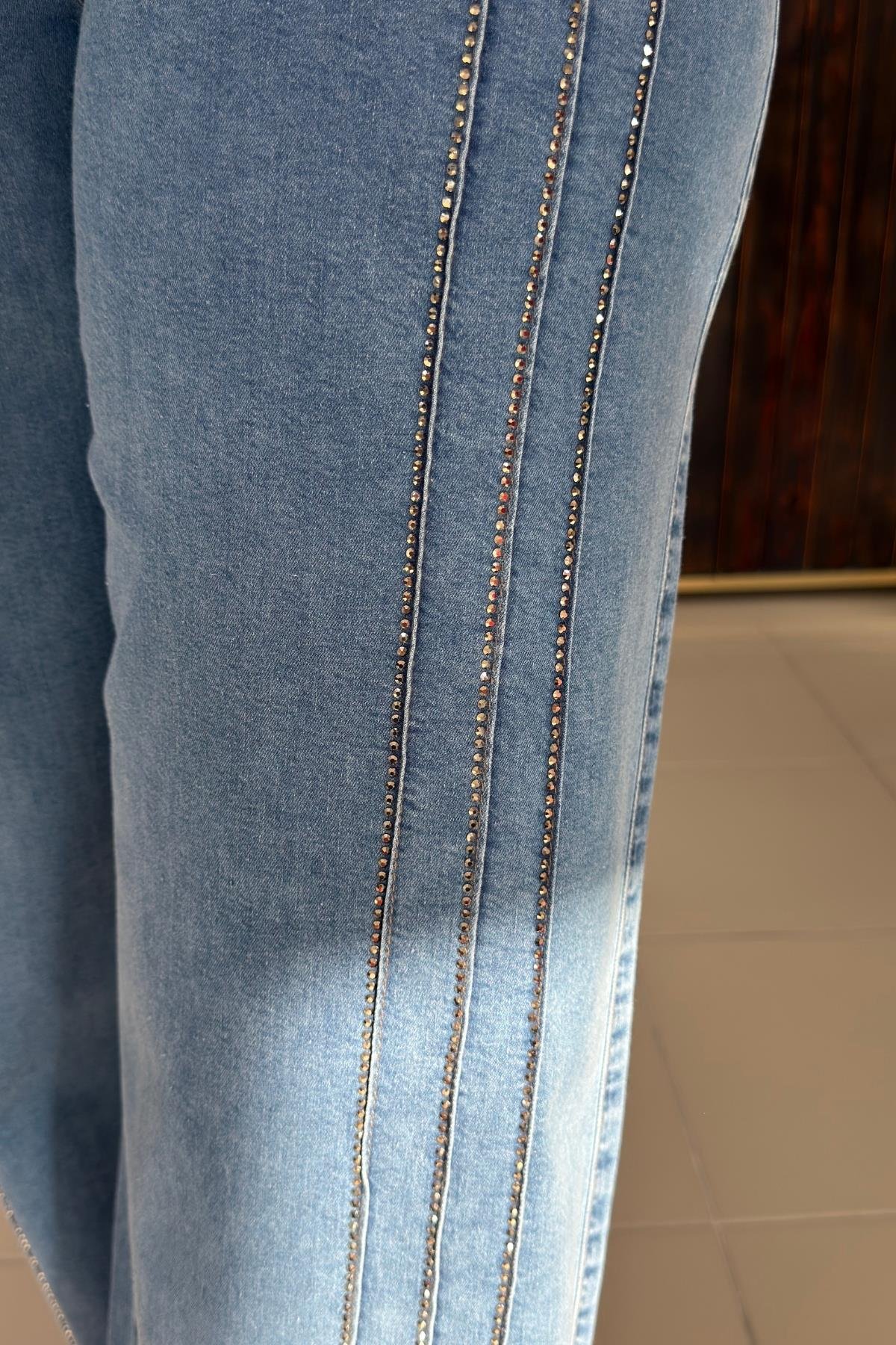 TAŞ ŞERİTLİ LİKRALI BÜYÜK BEDEN JEAN