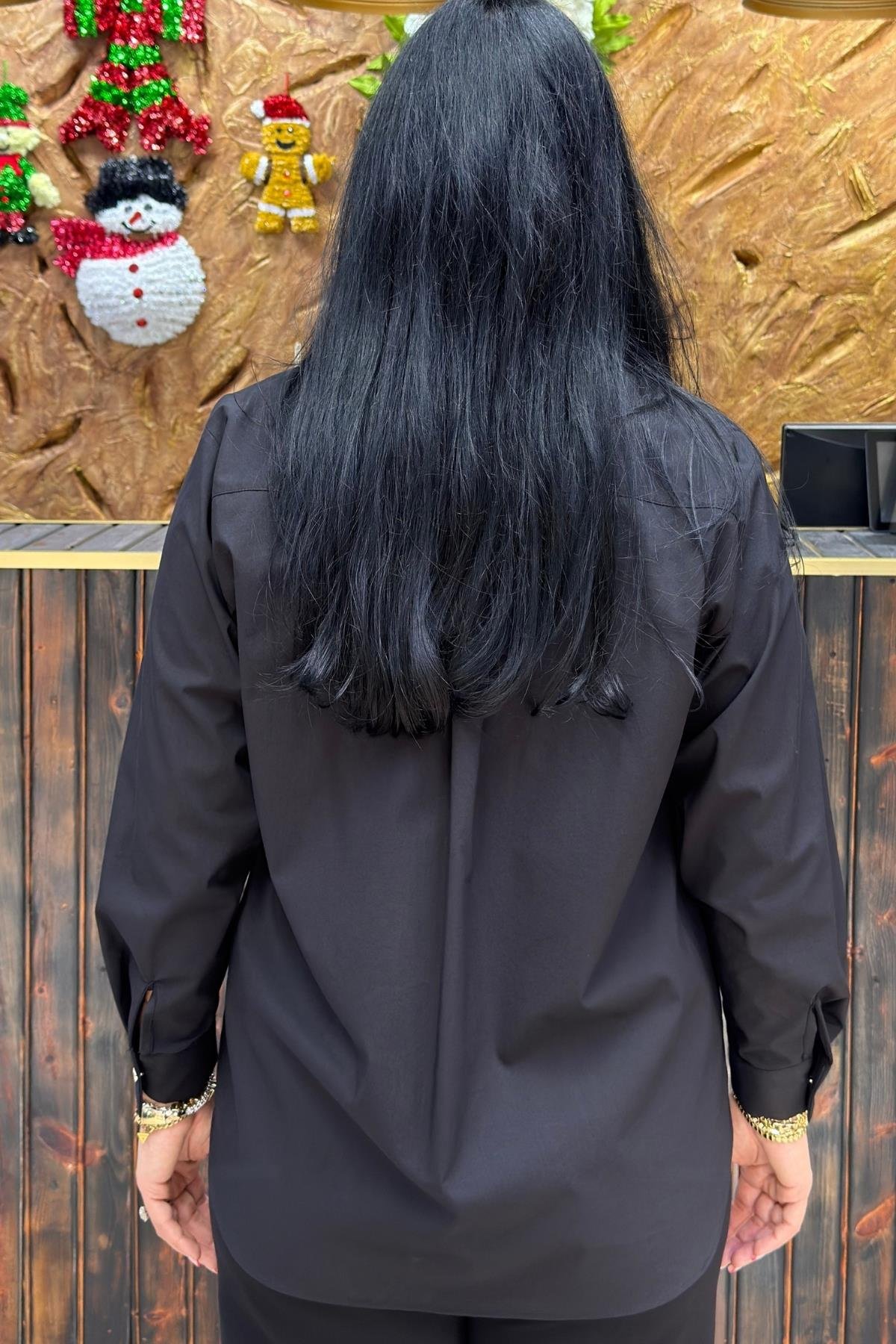 ÜÇ BOYUTLU İNCİ VE KELEBEK DETAYLI BÜYÜK BEDEN GÖMLEK