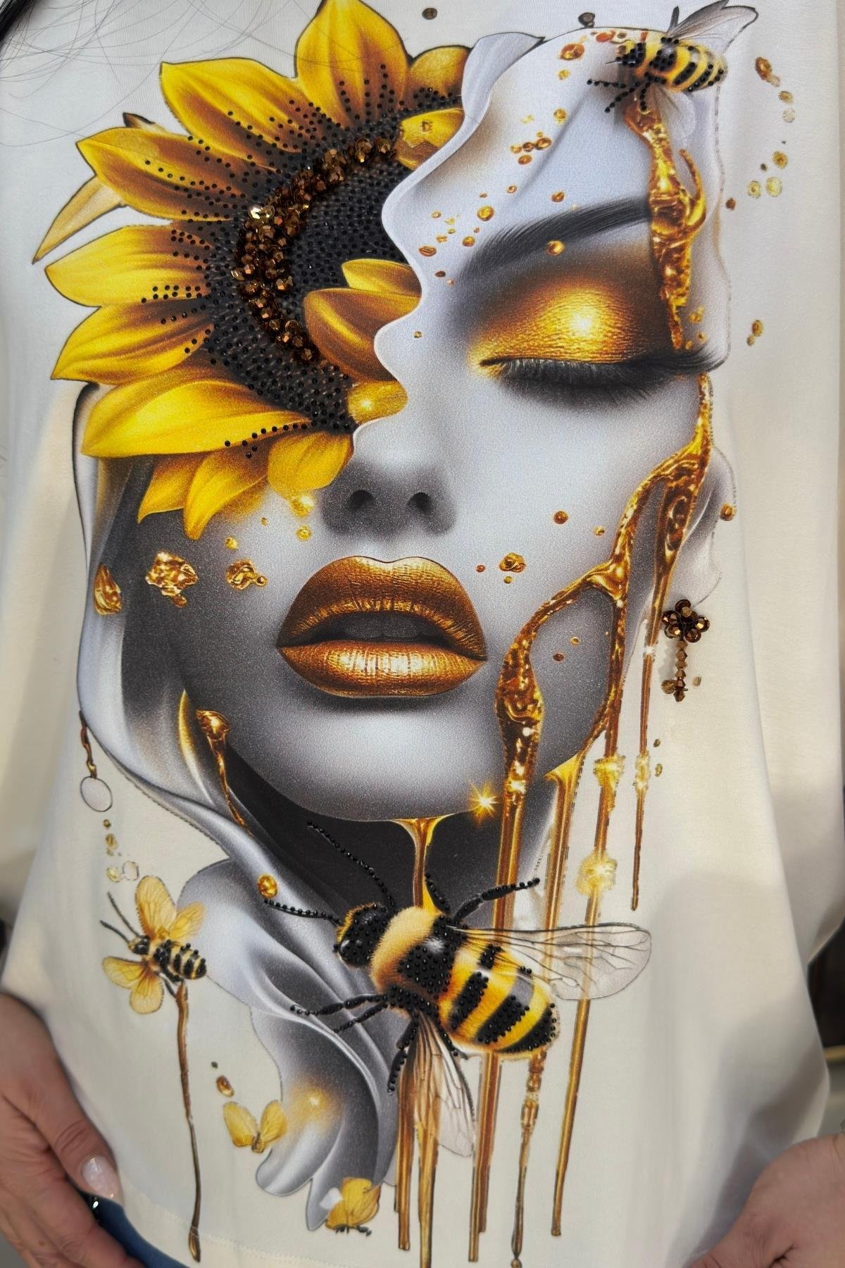 YÜZ DETAYLI TAŞLI BÜYÜK BEDEN BLUZ 