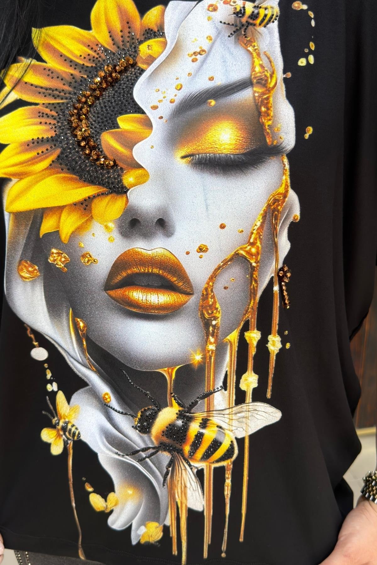 YÜZ DETAYLI TAŞLI BÜYÜK BEDEN BLUZ 