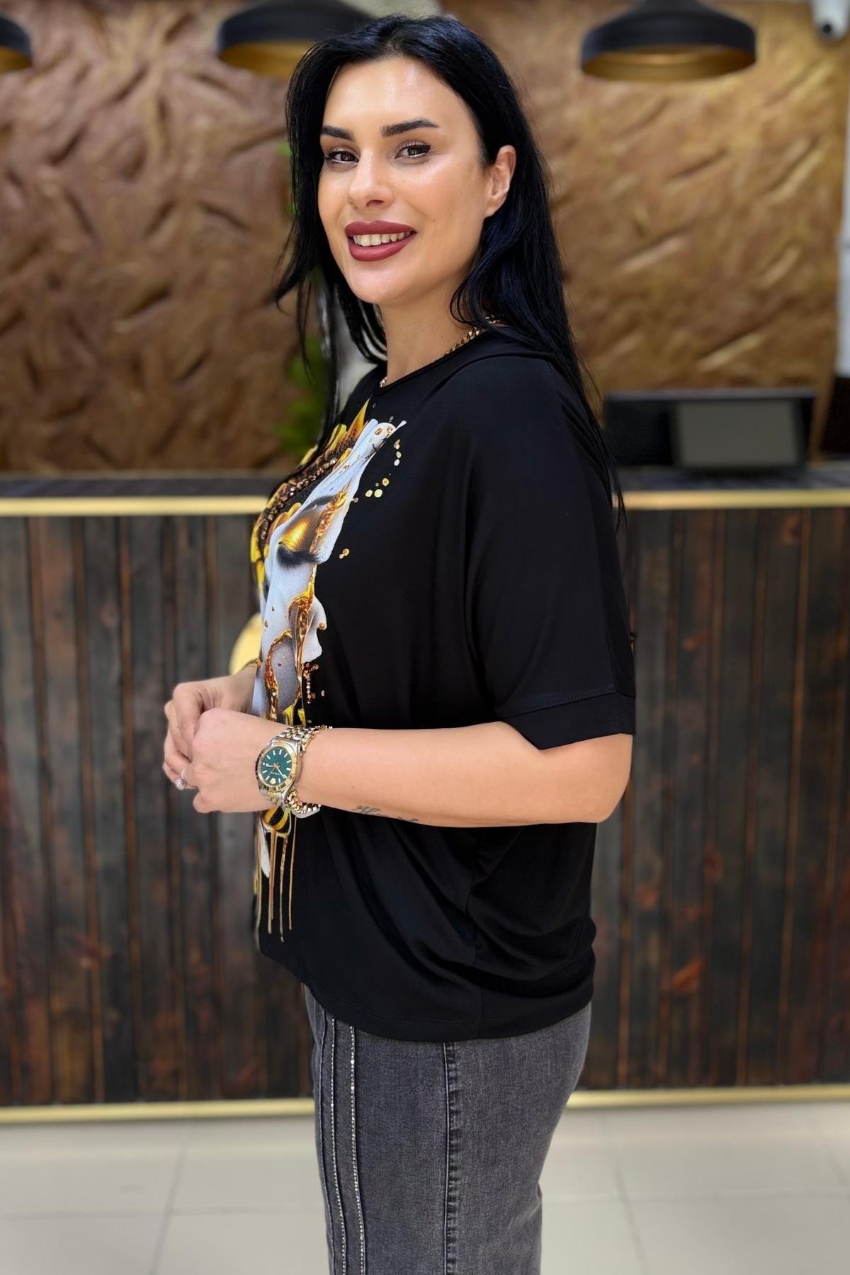 YÜZ DETAYLI TAŞLI BÜYÜK BEDEN BLUZ 