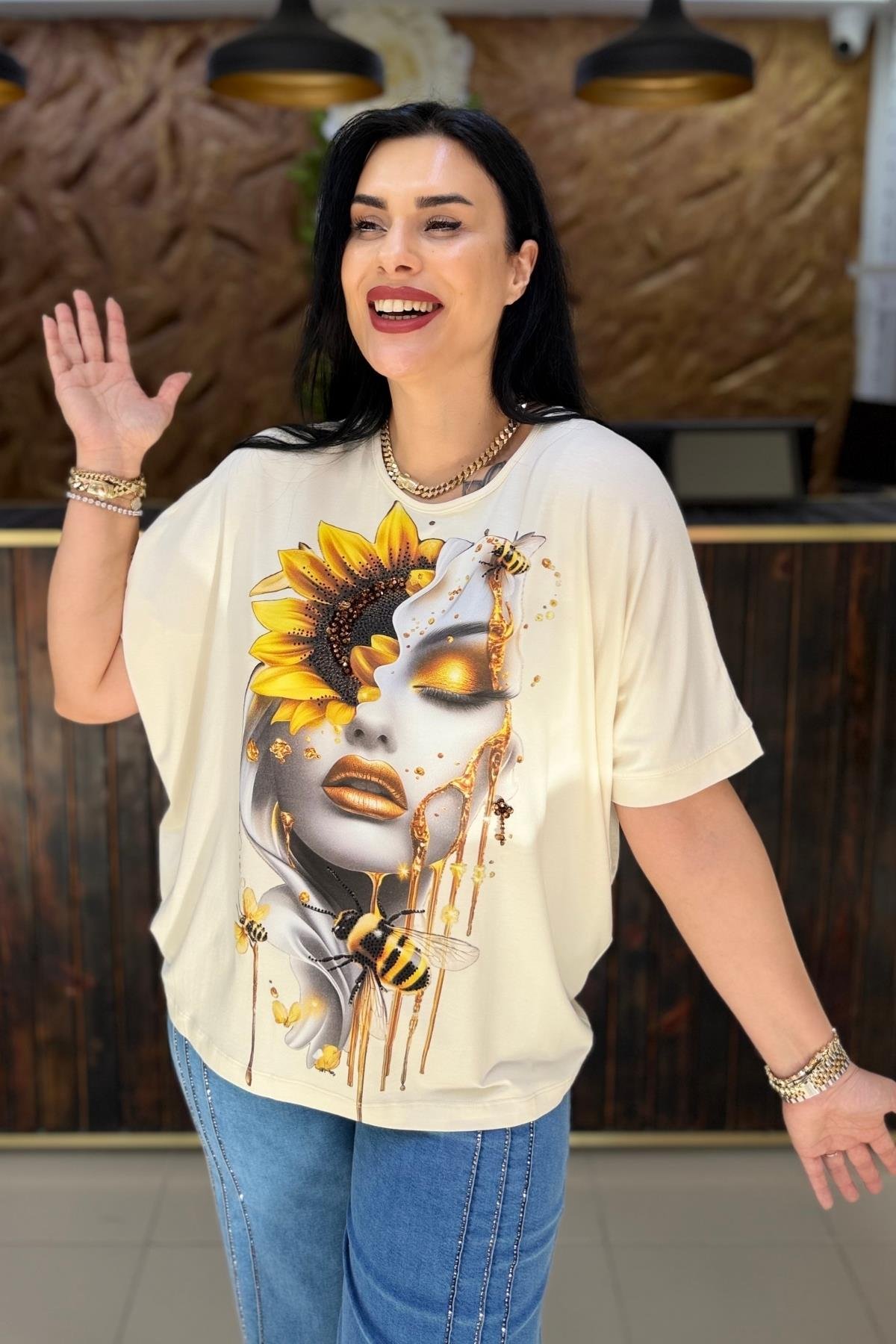 YÜZ DETAYLI TAŞLI BÜYÜK BEDEN BLUZ 