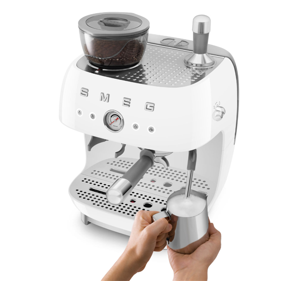 SMEG BEYAZ ÖĞÜTÜCÜLÜ ESPRESSO KAHVE MAKİNESİ ECF03BLEUEGF03WHEU