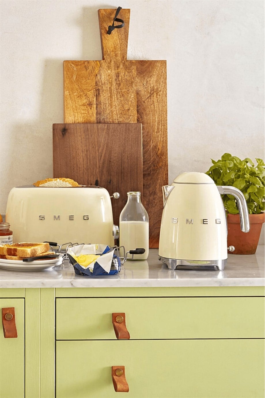 SMEGSmeg Krem Kettle 1x2 Ekmek Kızartma Makinesi ve Filtre Kahve Makine SetiKLF03CR-TSF01CR-DCF02CR