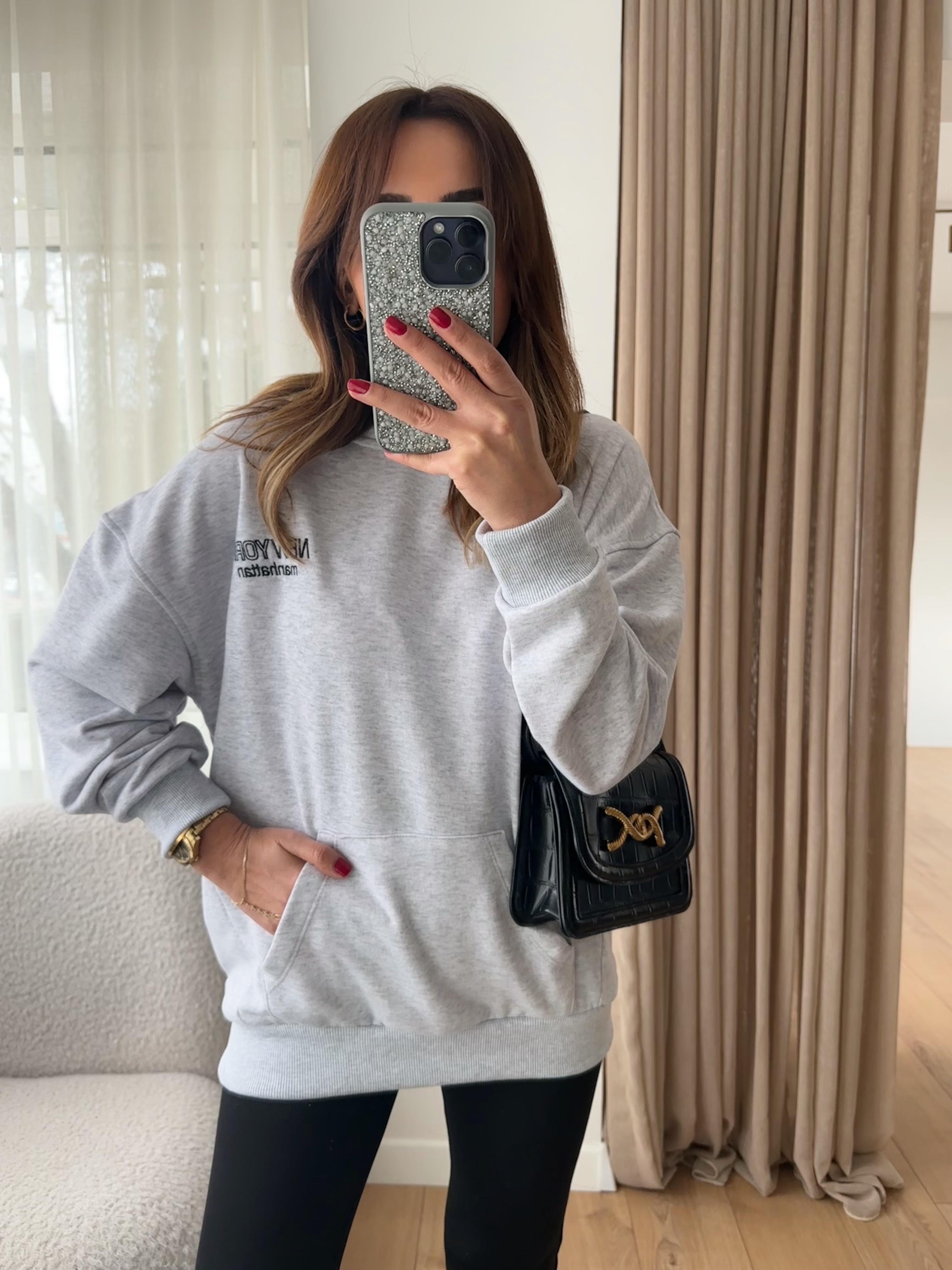 AÇIK GRİ ÖNÜ VE ARKASI YAZILI KAPÜŞONLU SWEAT