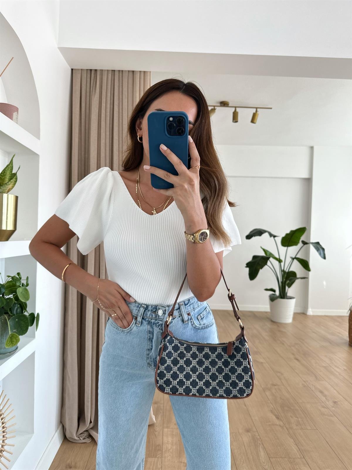 BEYAZ KOLLARI VOLANLI TRİKO BLUZ