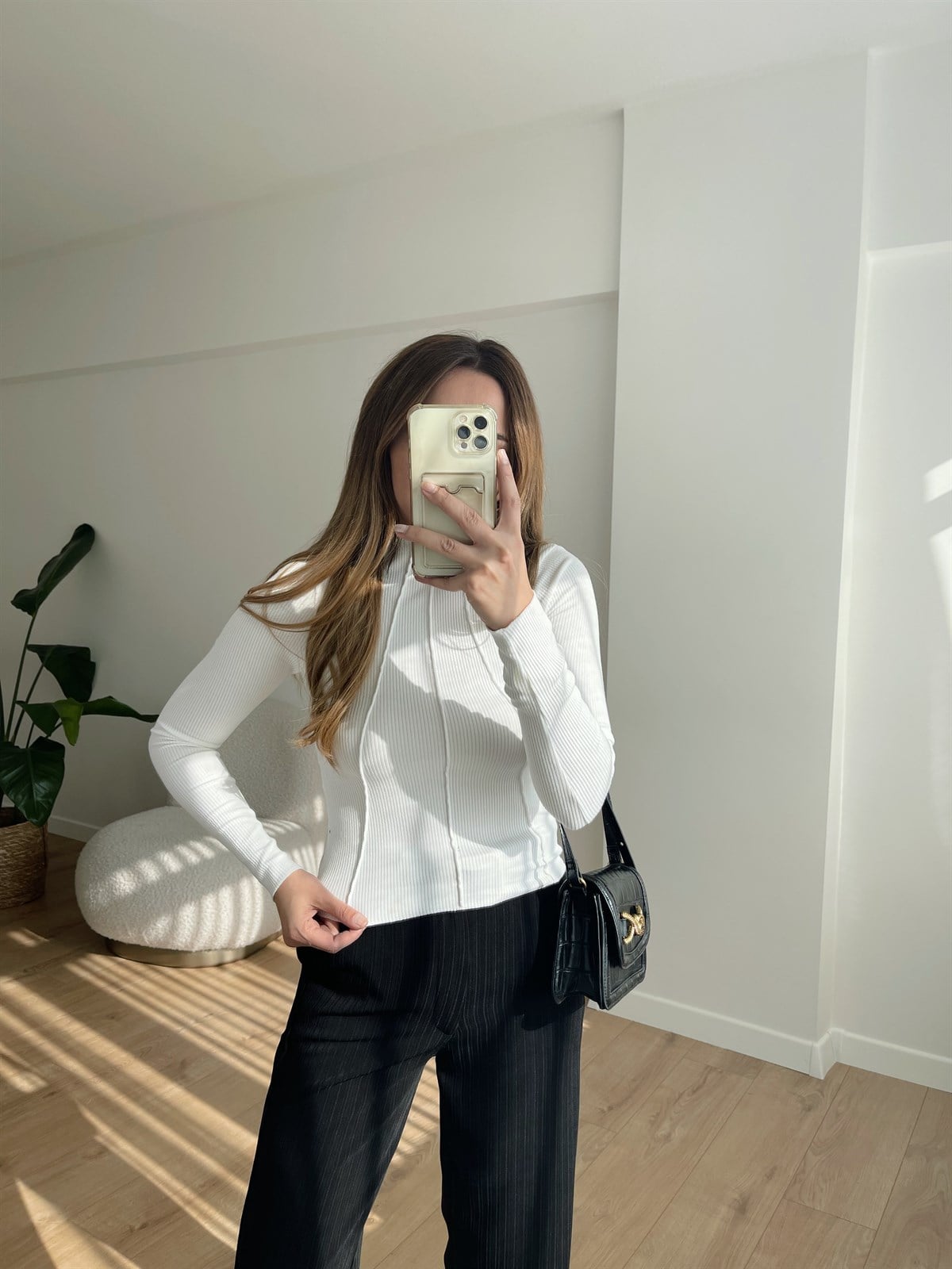 BEYAZ ÖNÜ DİKİŞLİ BLUZ
