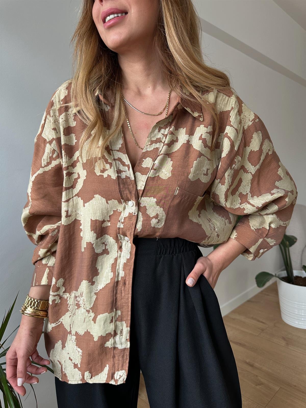 KAHVE DESENLİ TENSEL OVERSIZE GÖMLEK