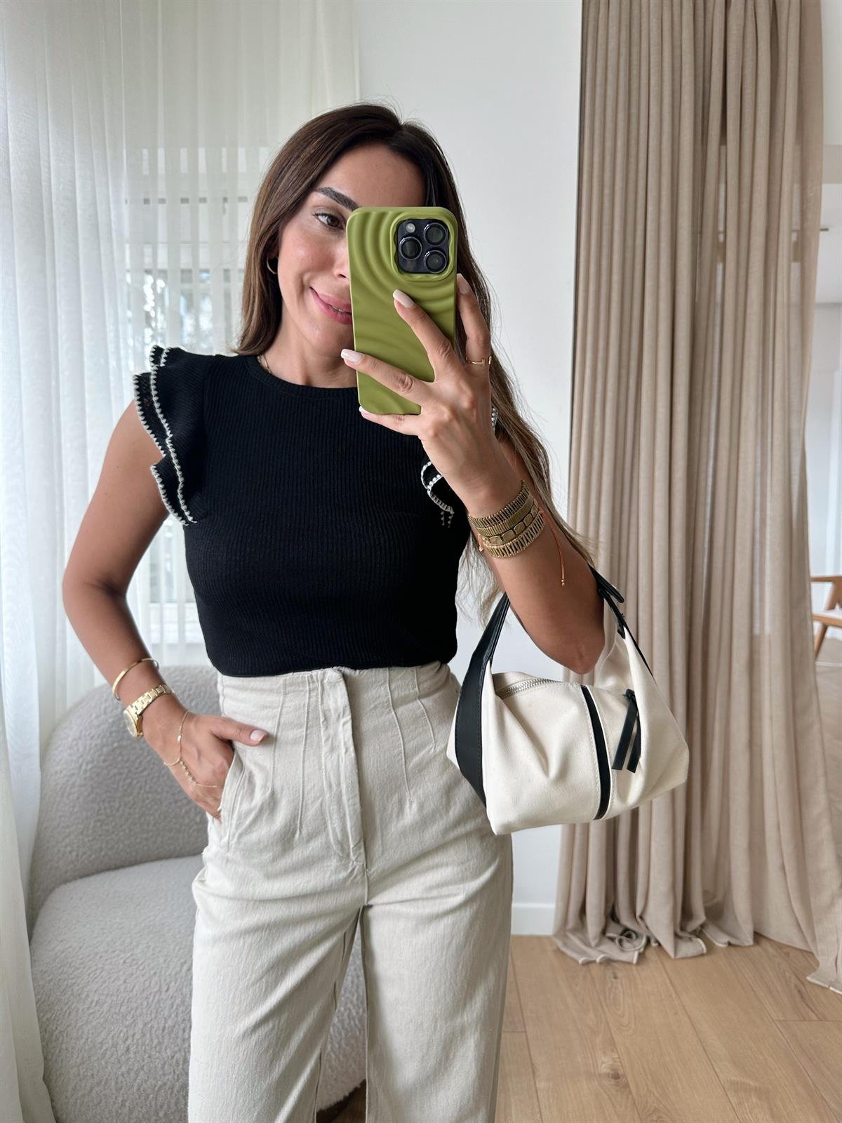 SİYAH KOLLARI VOLANLI BLUZ