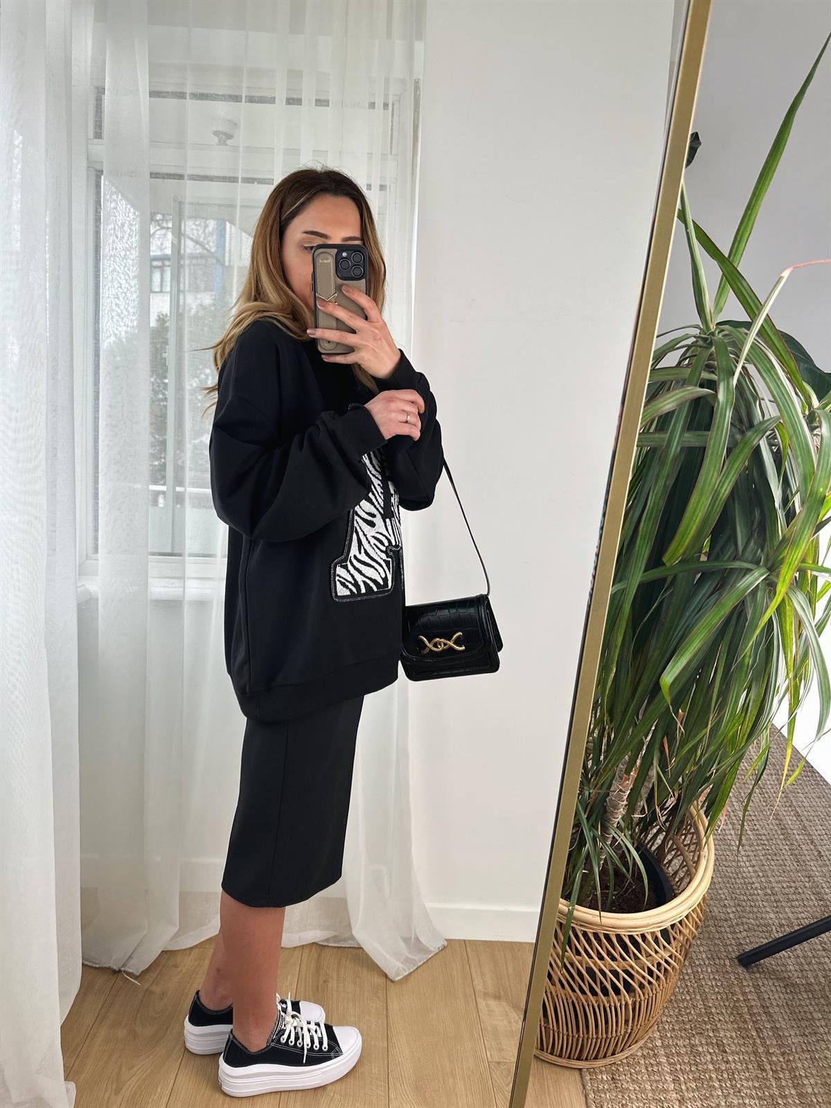SİYAH NAKIŞLI TAŞLI HARFLİ SWEAT