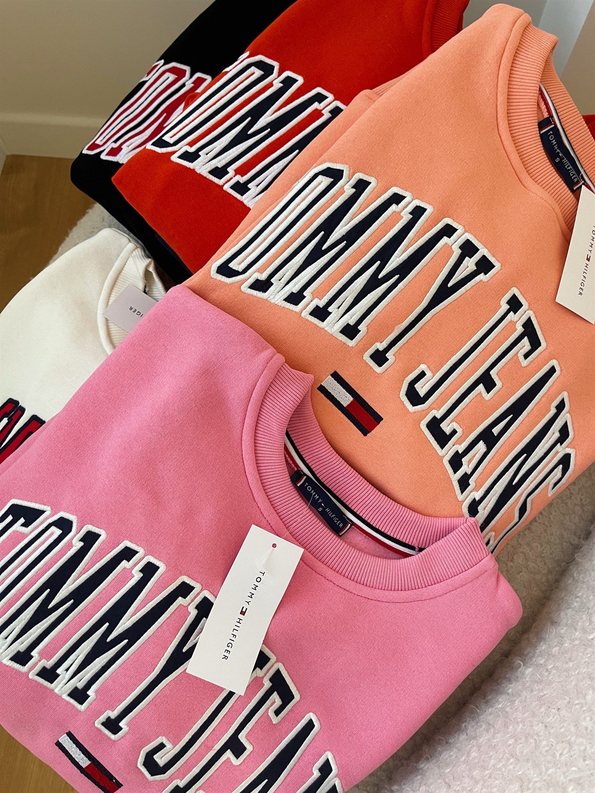 TOMMY PEMBE ŞARDONLU SWEAT 