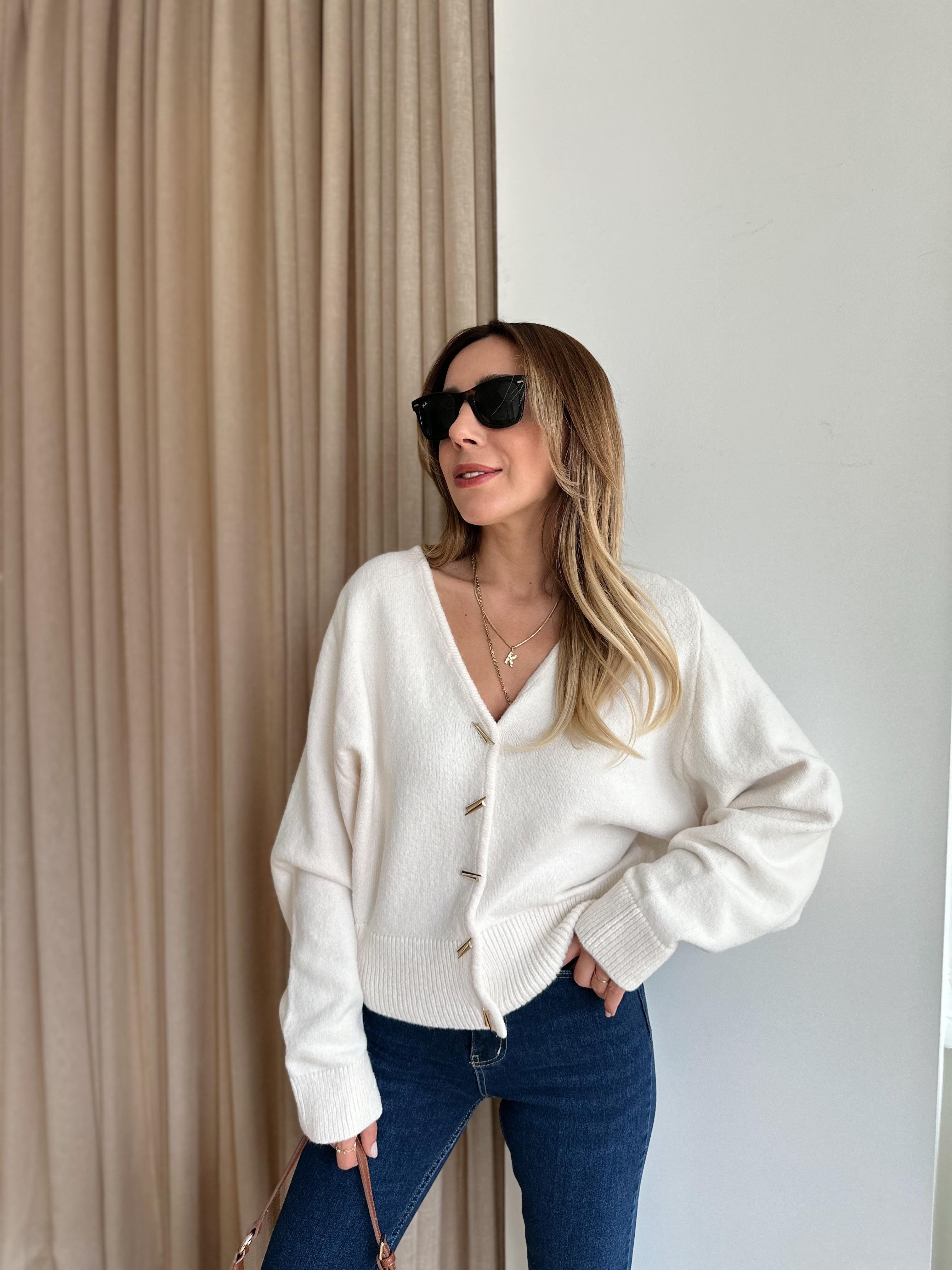 V YAKA GOLD DÜĞMELİ KREM HIRKA