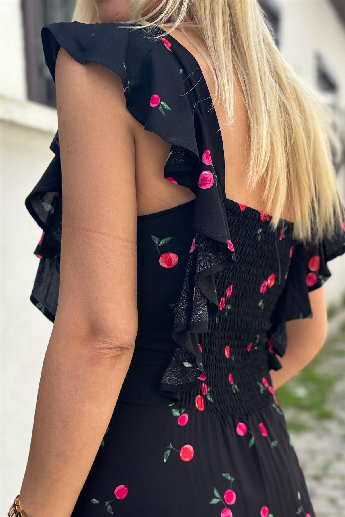 Cherry Elbise