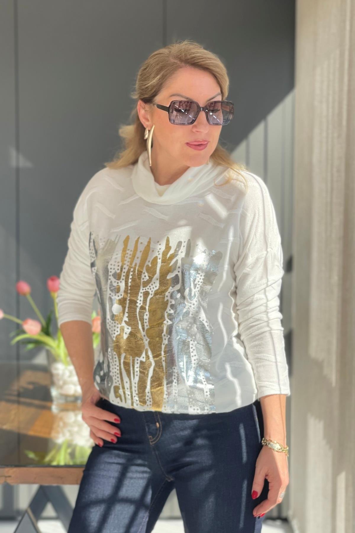 Batik Alev Desen Yaldızlı Beyaz Bluz