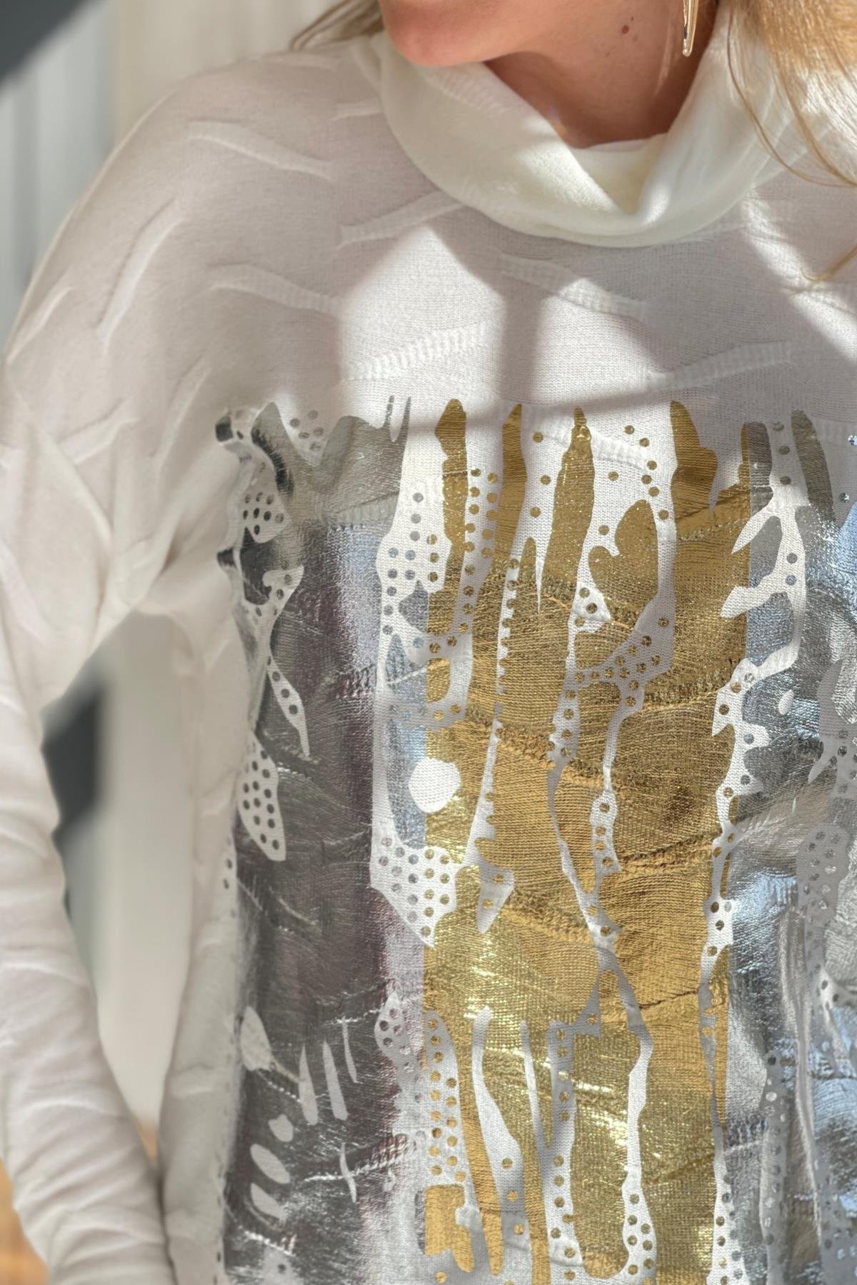 Batik Alev Desen Yaldızlı Beyaz Bluz