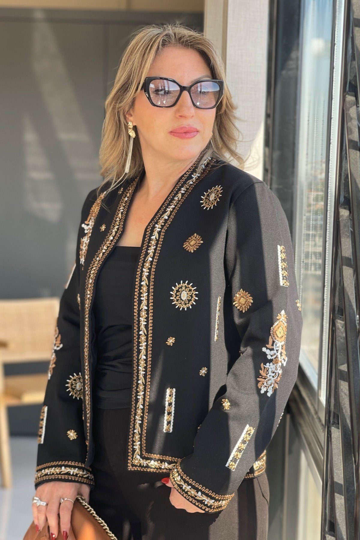 Boncuk Nakış Detay Siyah Ceket