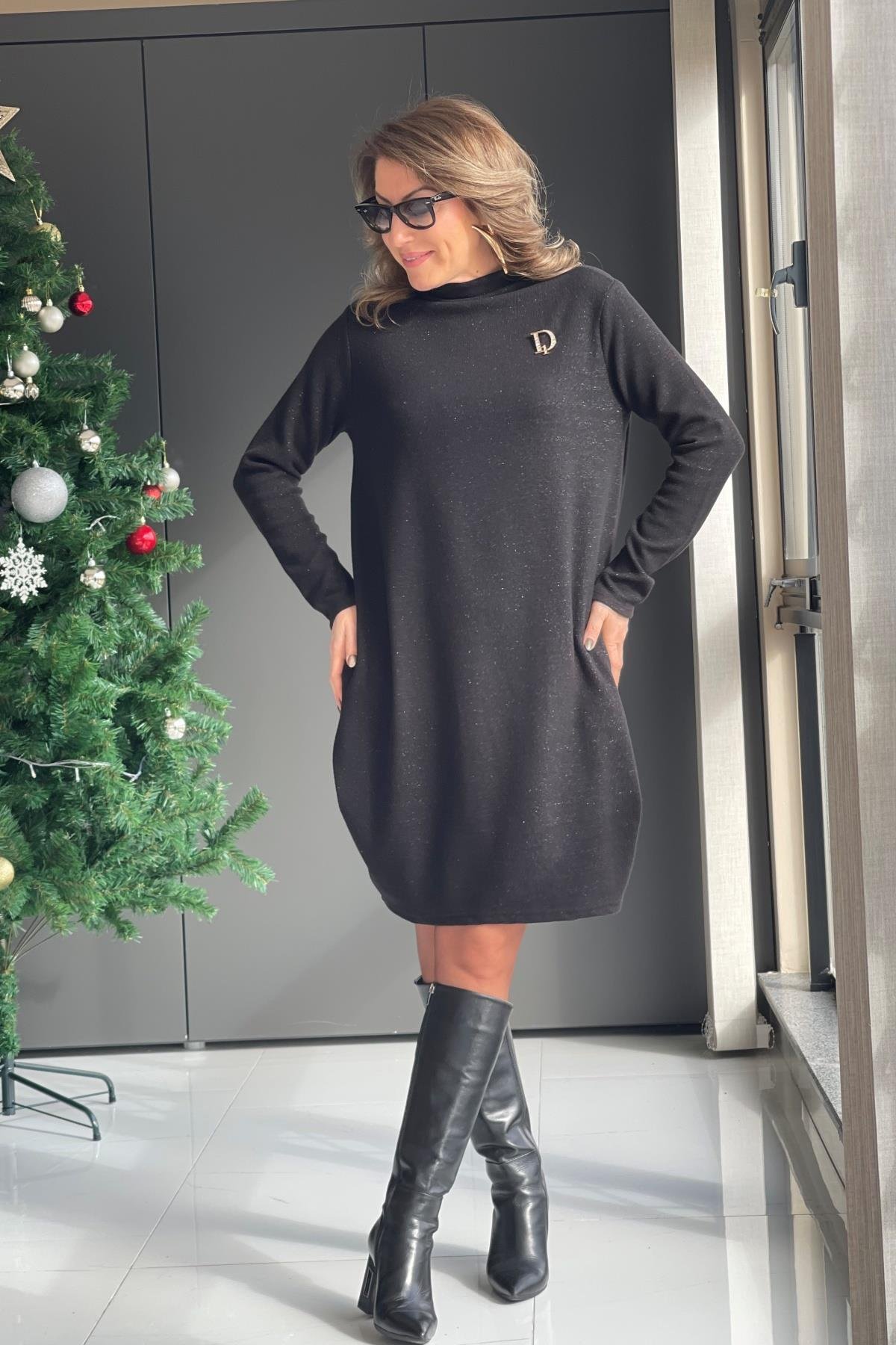 Broş Detay Simli Siyah Elbise