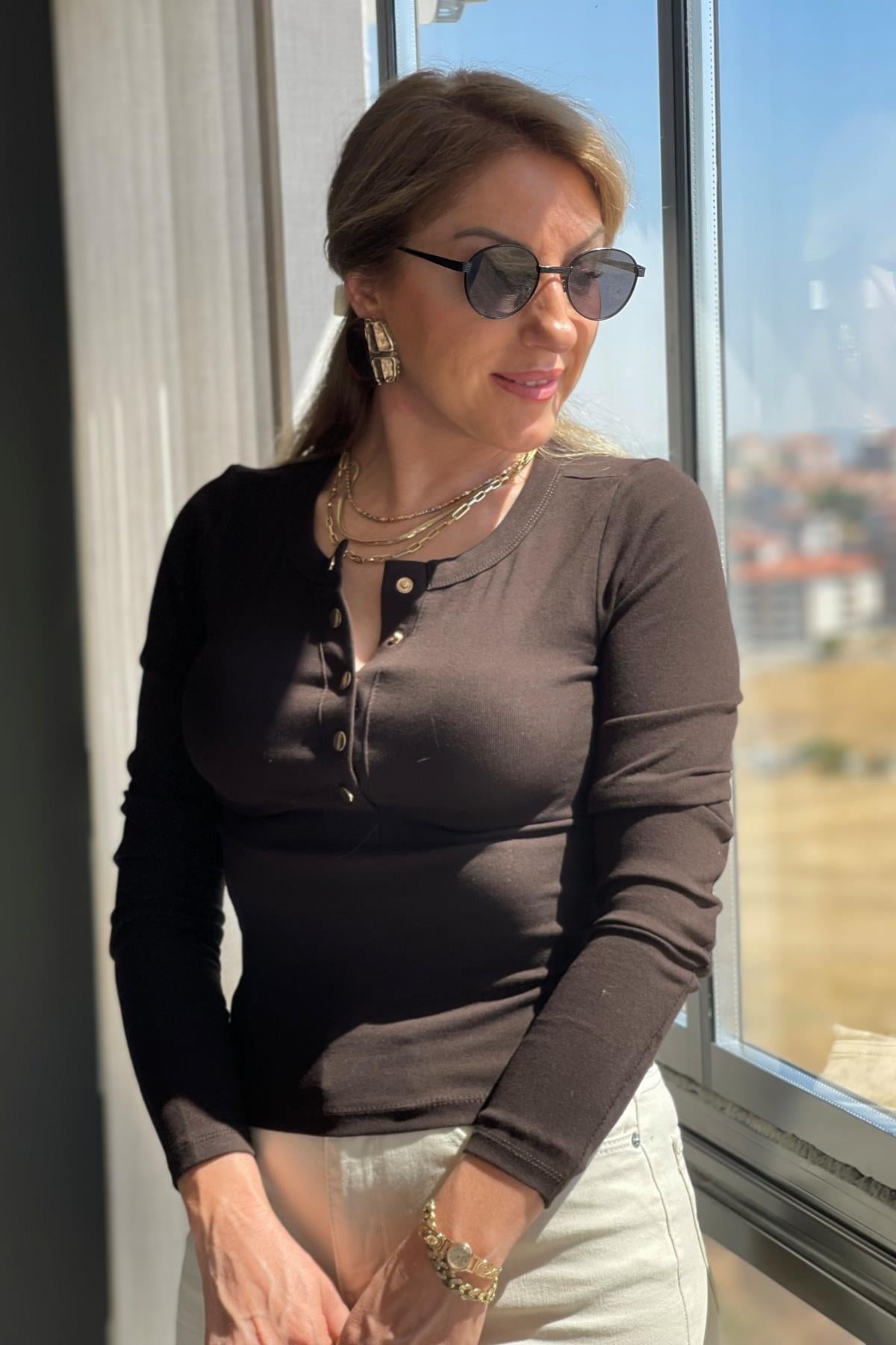 Düğme Detay Kahve Bluz