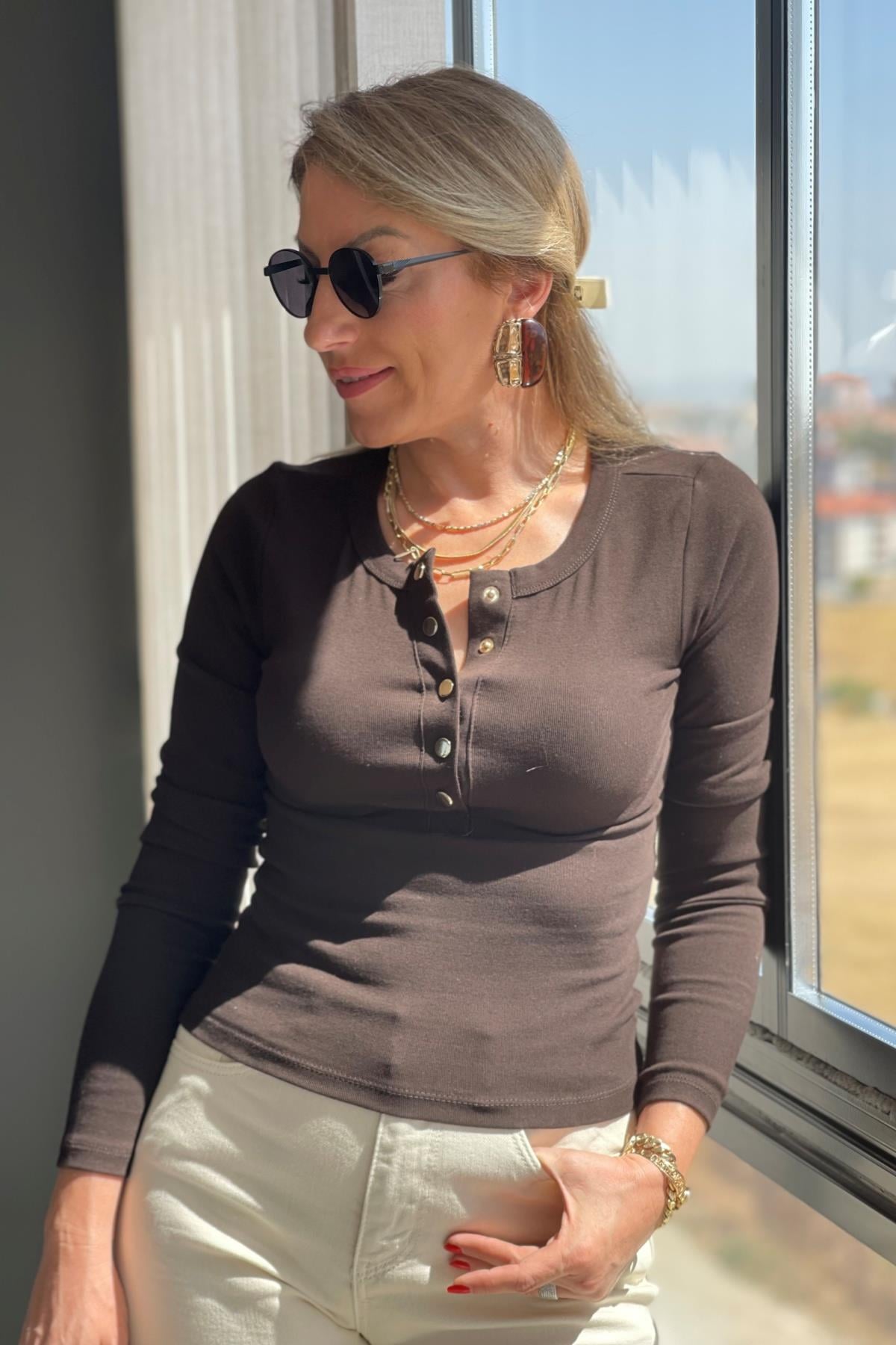 Düğme Detay Kahve Bluz