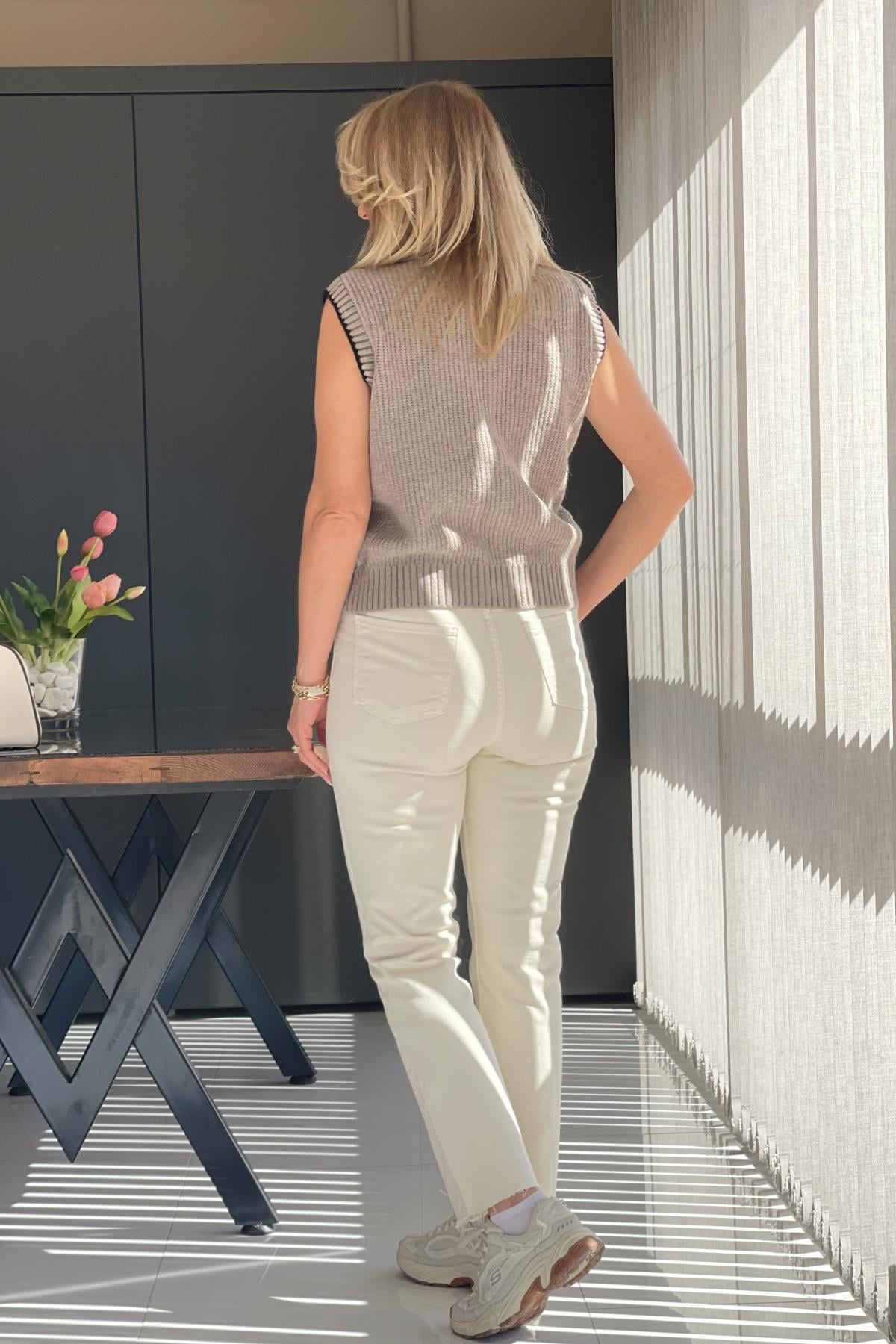 Fular Detay Taş Rengi Yelek