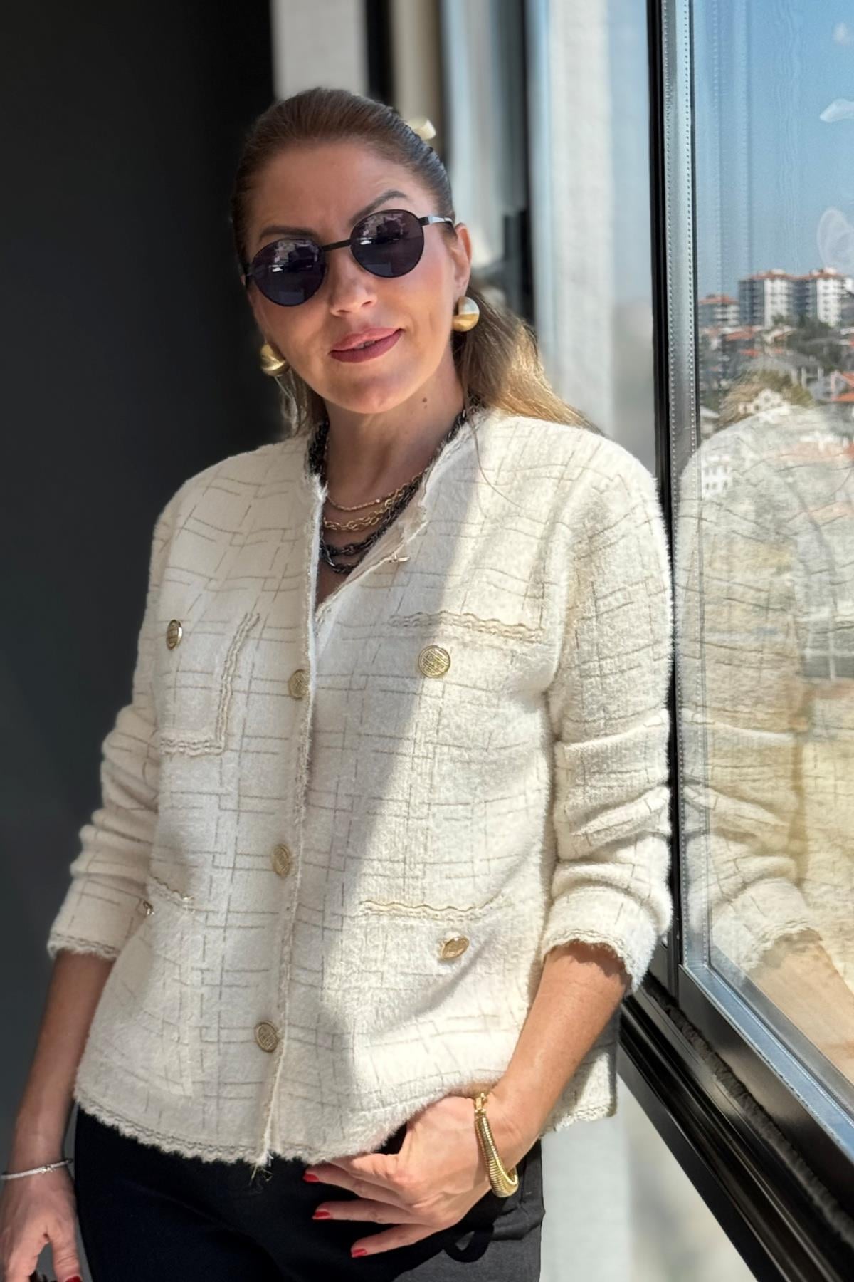 Gold Düğme Detay Krem Hırka