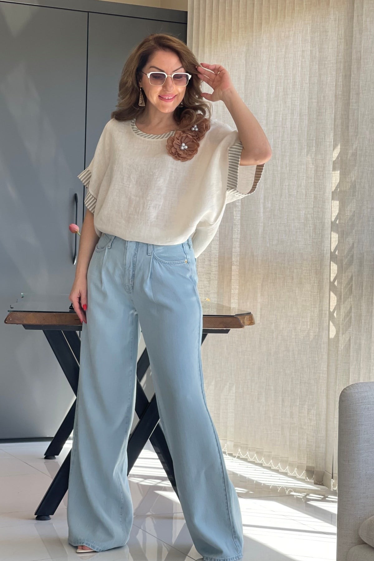 Gül Broş Detay Bej Bluz