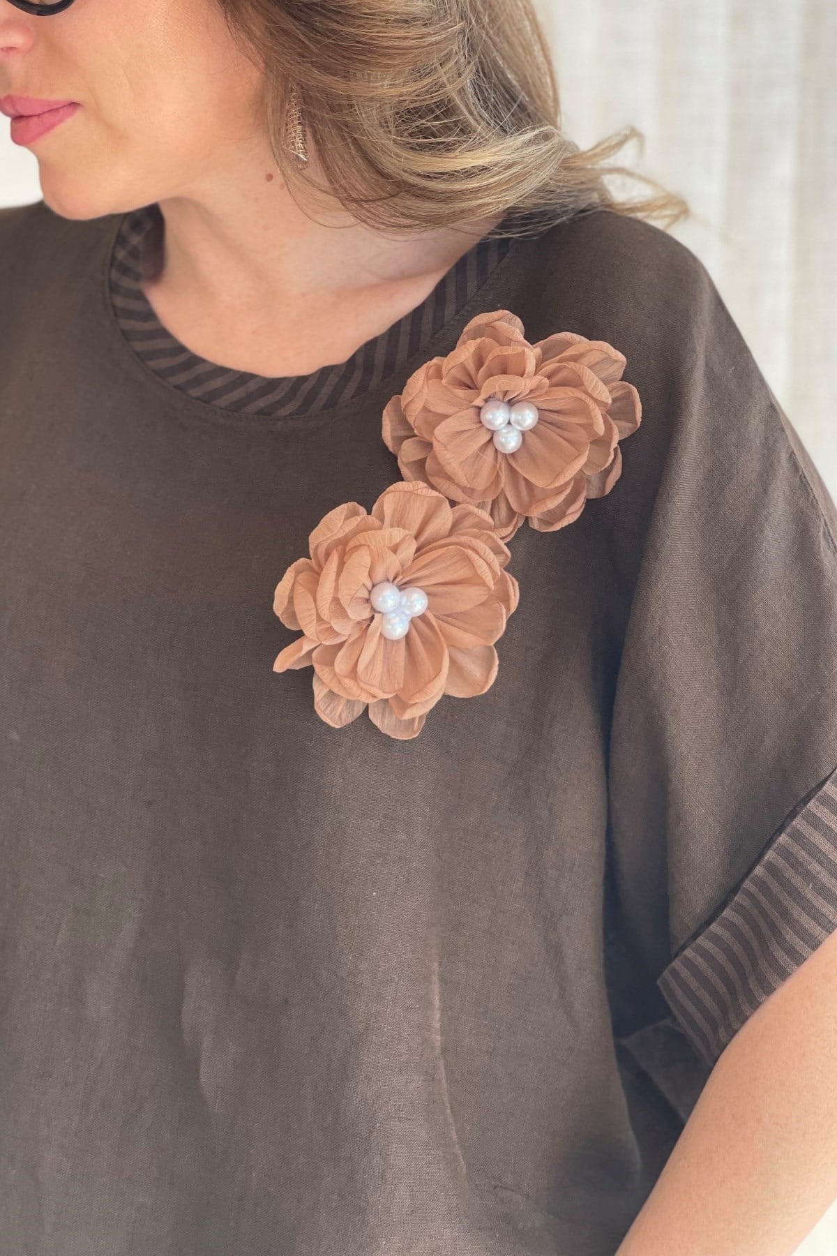 Gül Broş Detay Kahve Bluz