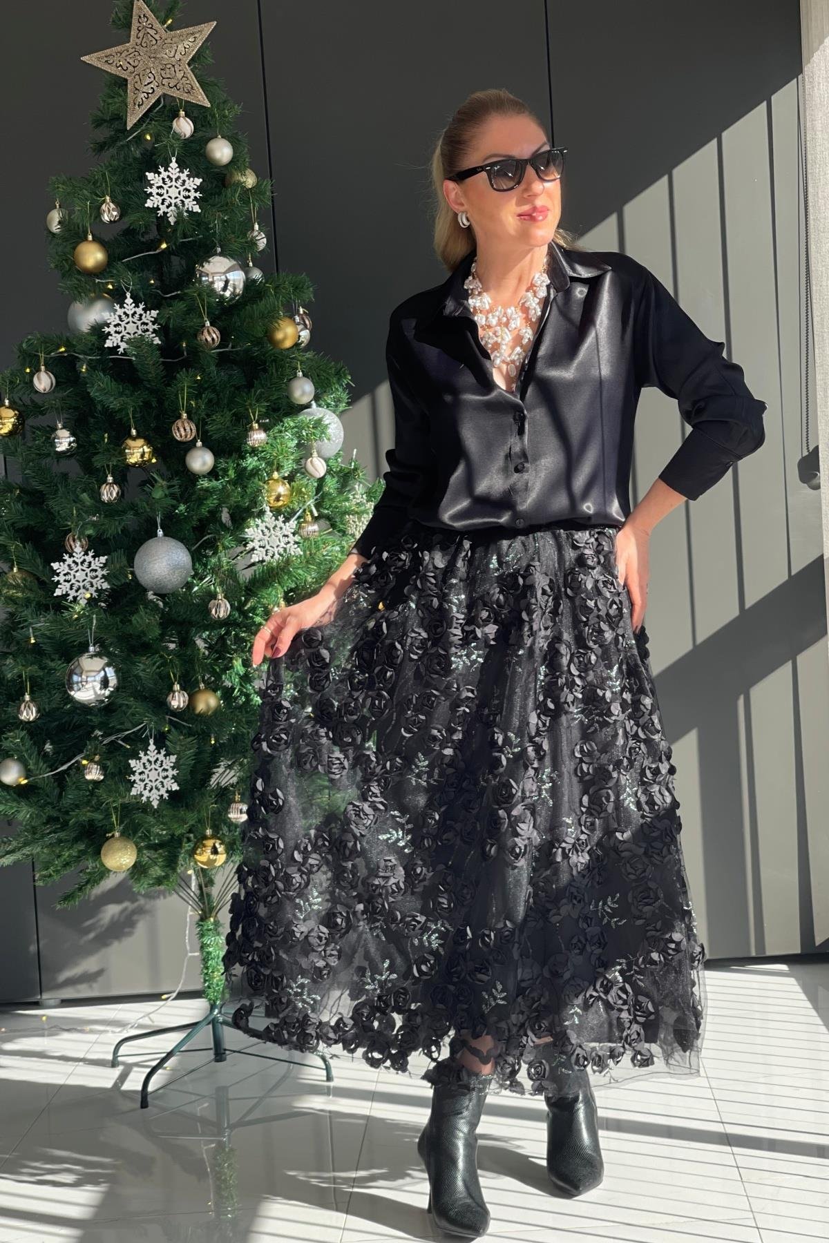Gül Motif Siyah Etek