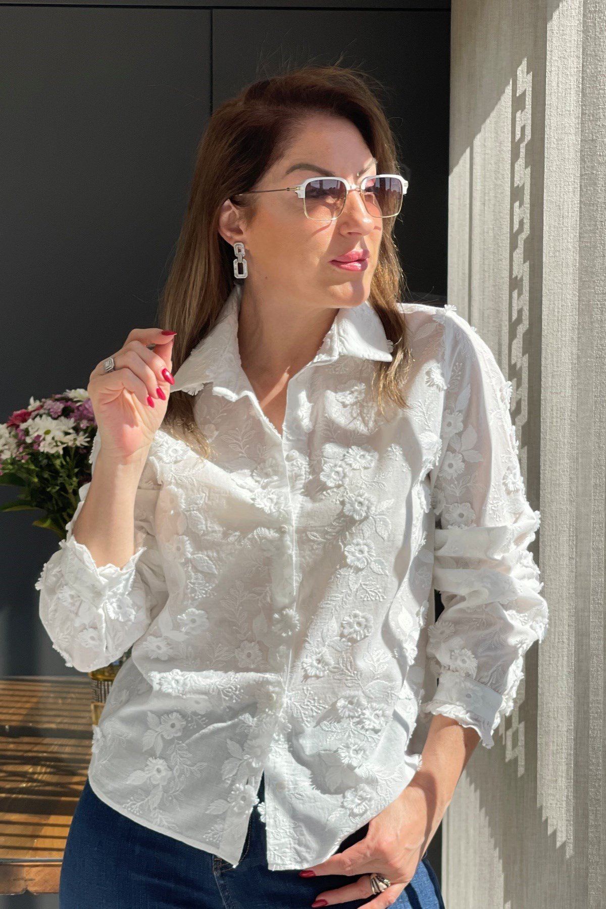 İki Boyutlu Çiçek Desen Beyaz Gömlek