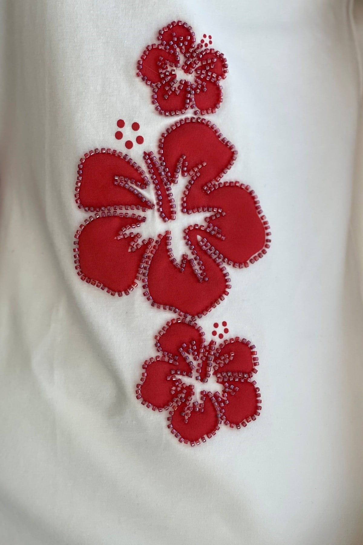 Kırmızı Boncuk Baskı Ekru T-Shirt