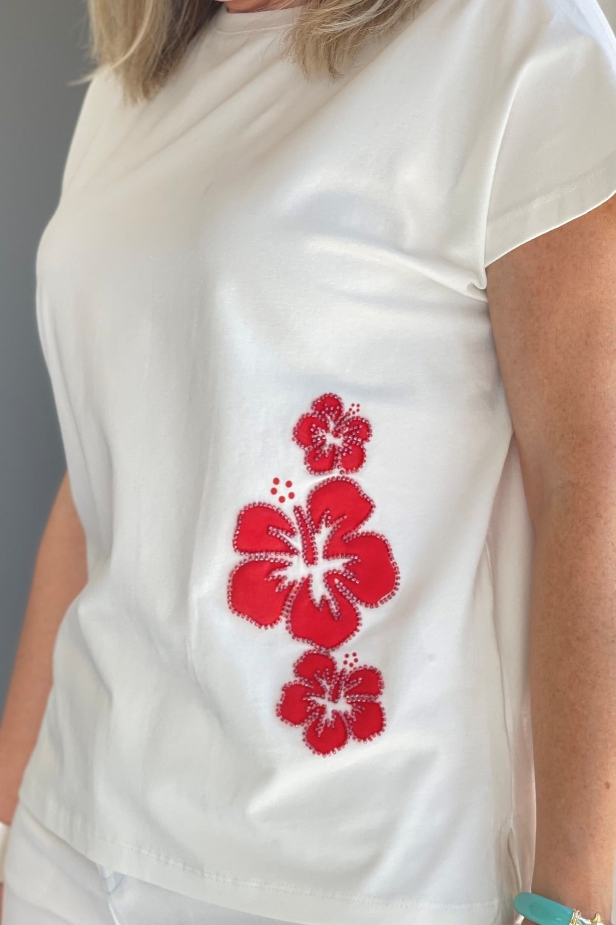 Kırmızı Boncuk Baskı Ekru T-Shirt