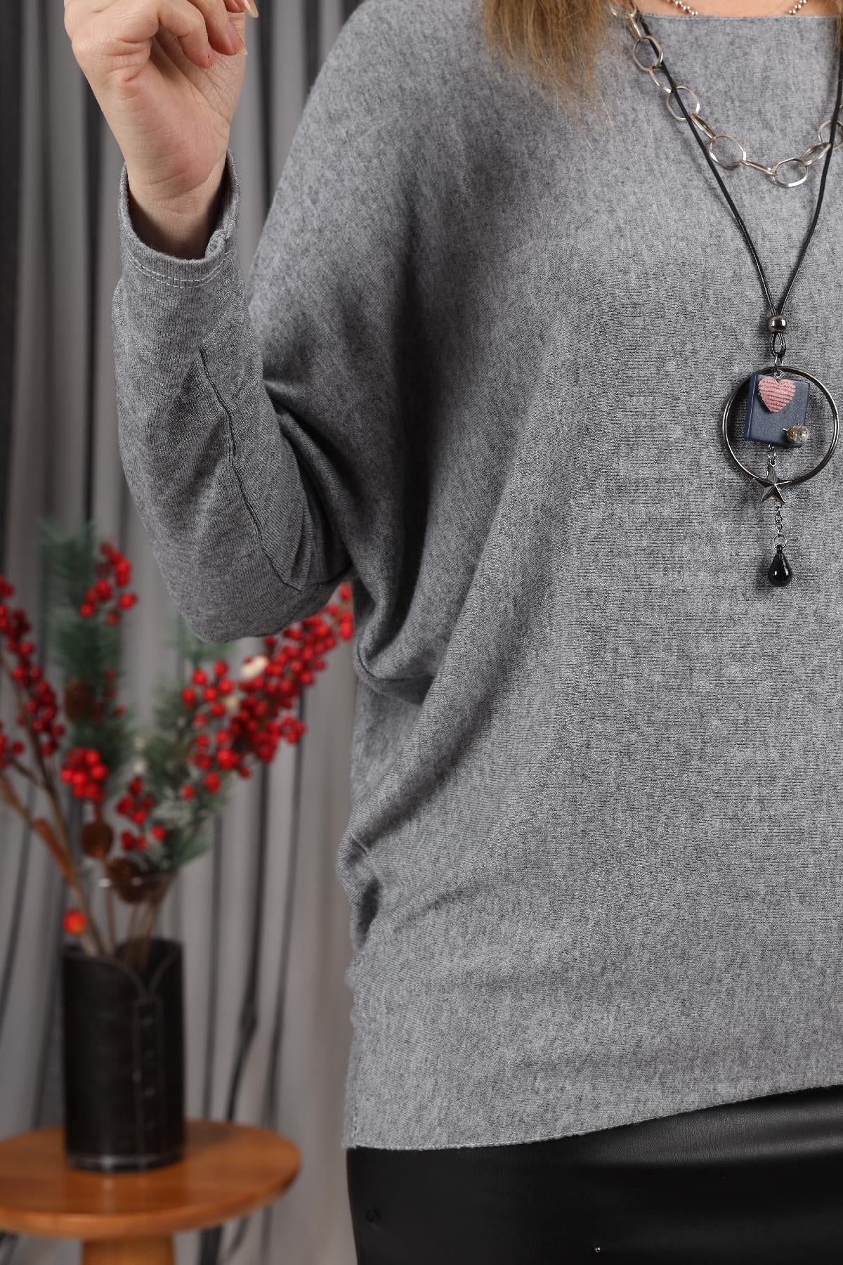 Kolye Detay İthal Gri Oversize Bluz