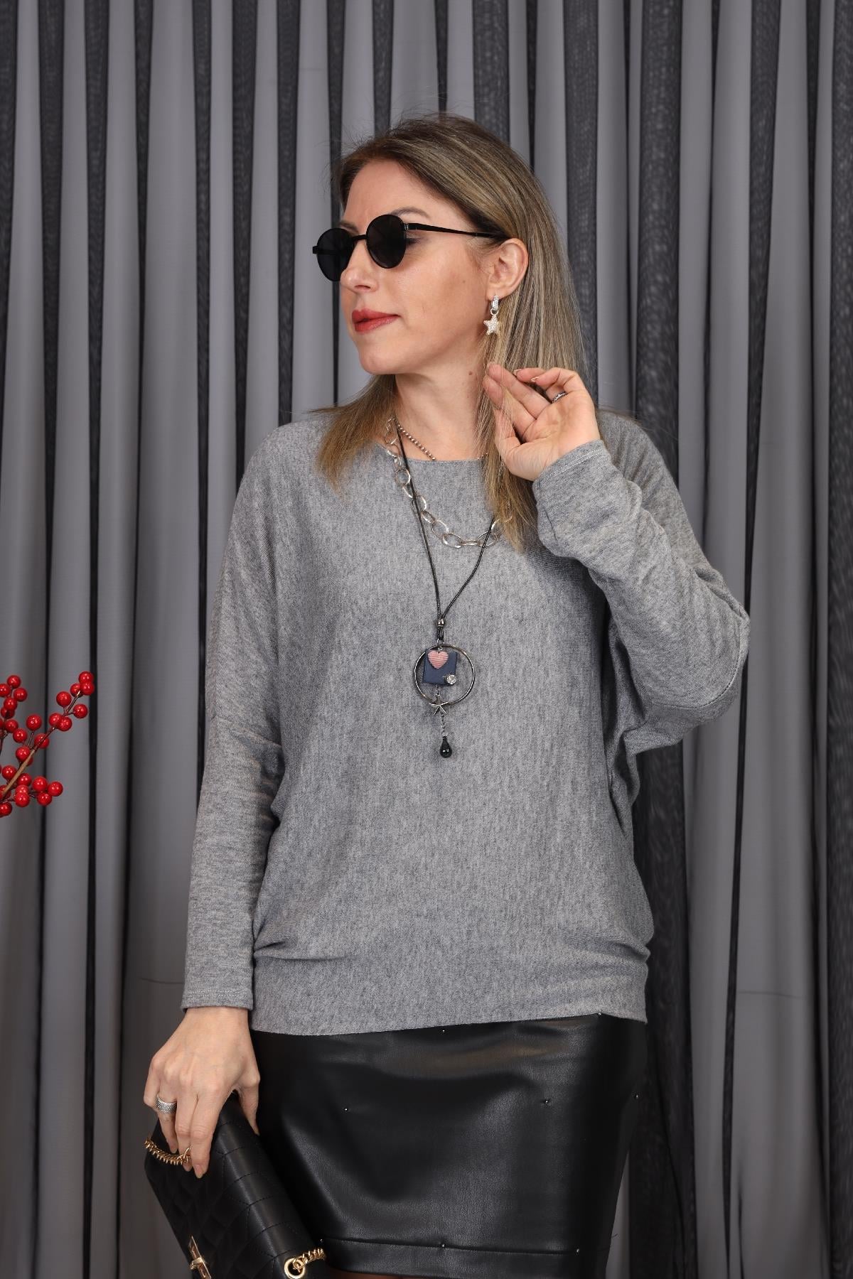 Kolye Detay İthal Gri Oversize Bluz