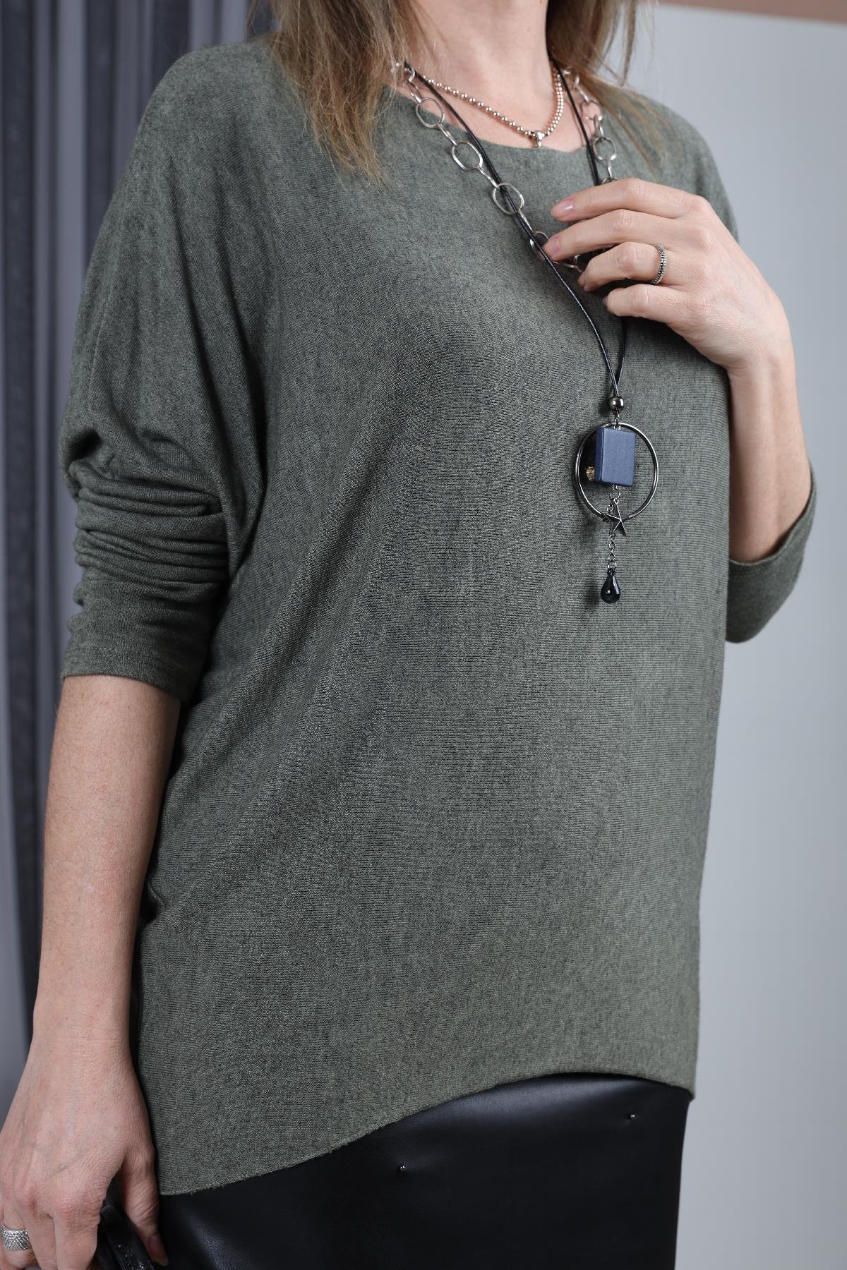 Kolye Detay İthal Haki Oversize Bluz