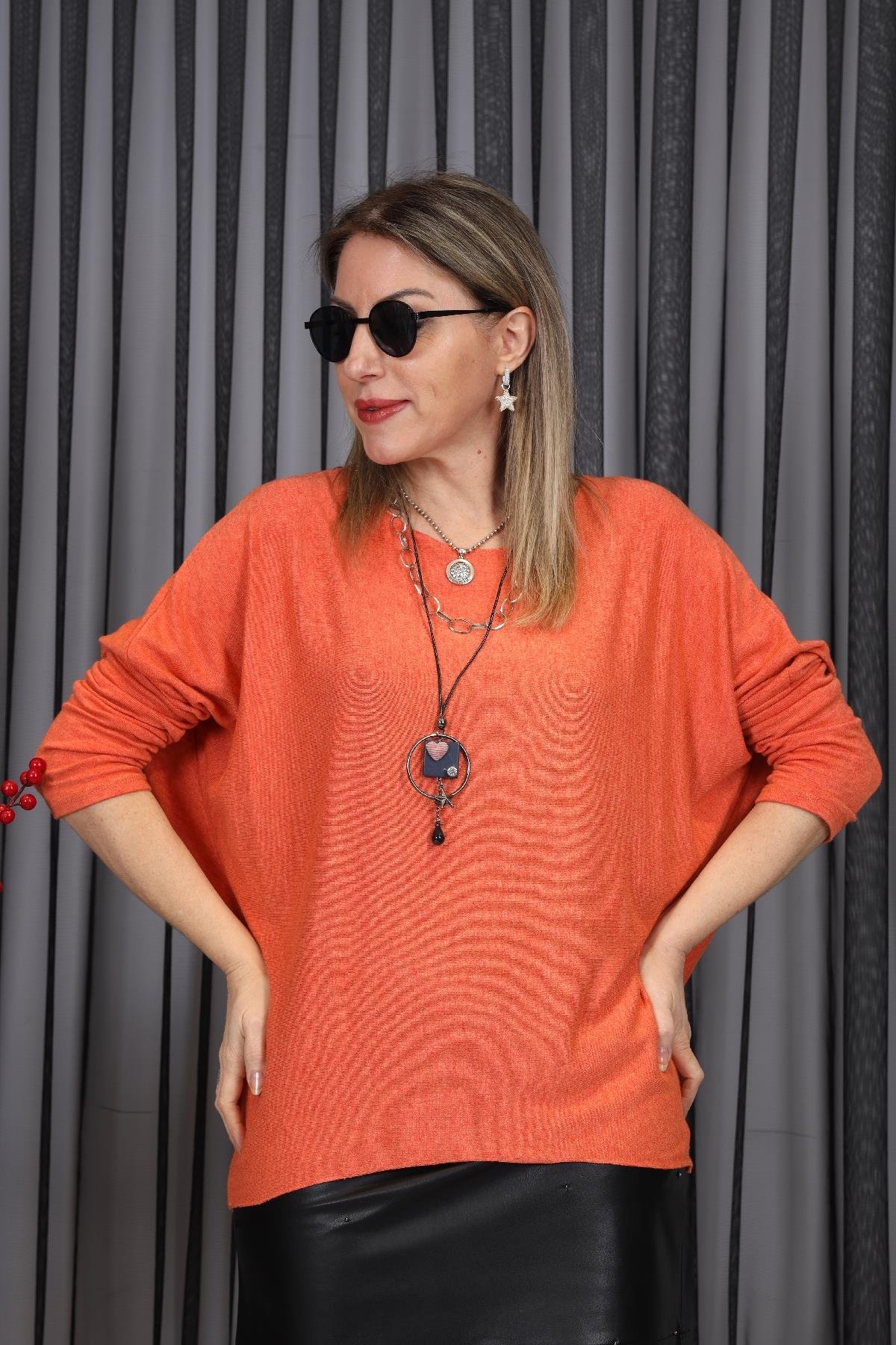 Kolye Detay İthal Turuncu Oversize Bluz