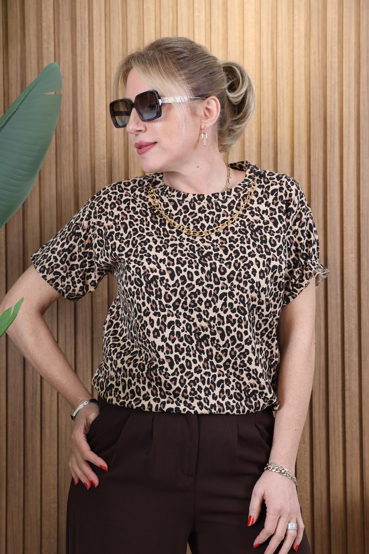 Kolye Detay Leo Desen Basic T-shirt