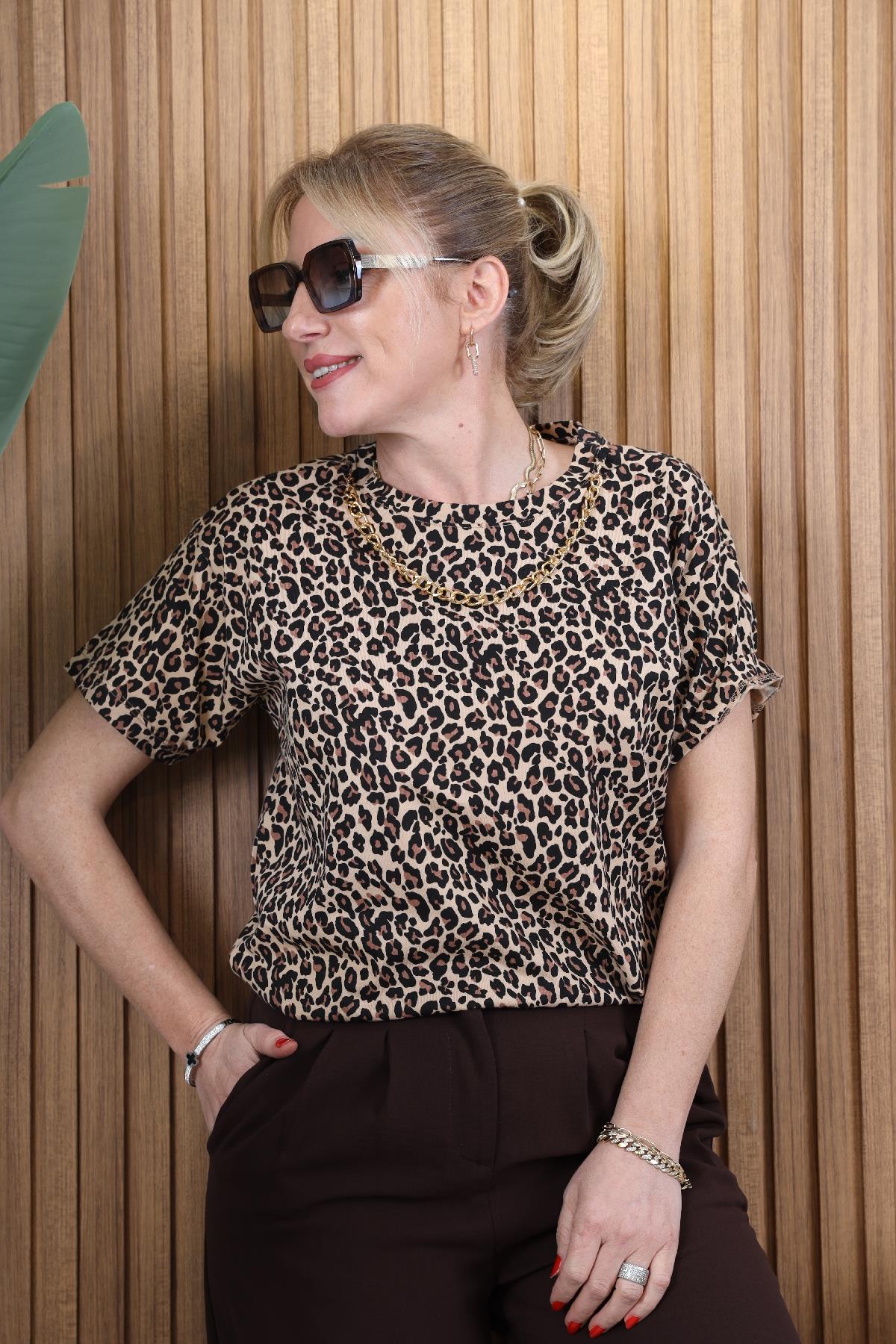 Kolye Detay Leo Desen Basic T-shirt