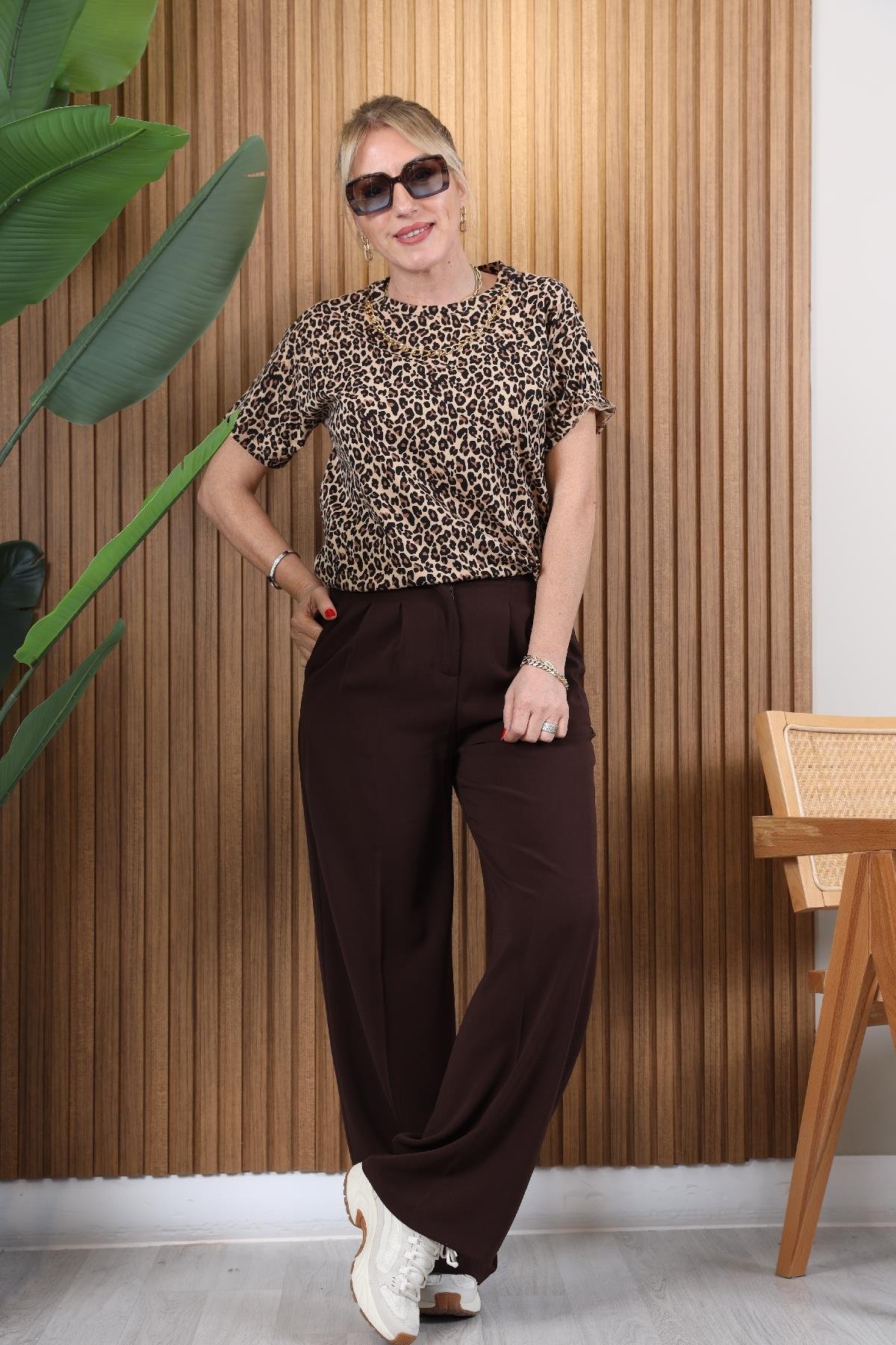 Kolye Detay Leo Desen Basic T-shirt