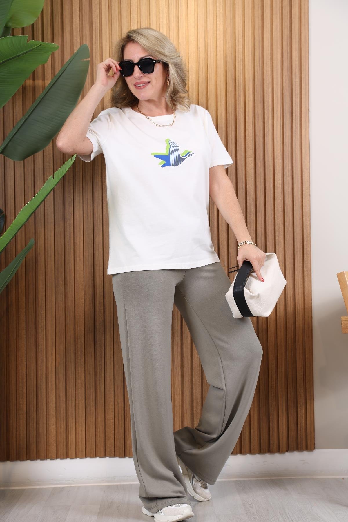 Lacivert Çizgili Kanat Desen Ekru T-Shirt