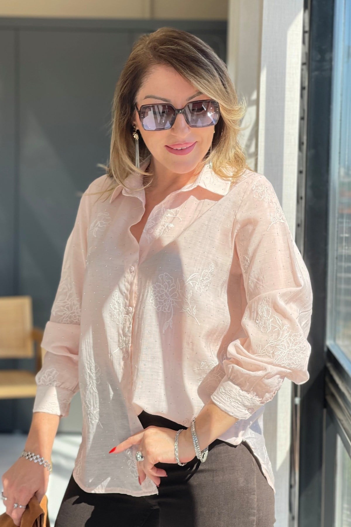Nakış Detay Pırıltılı Pembe Gömlek