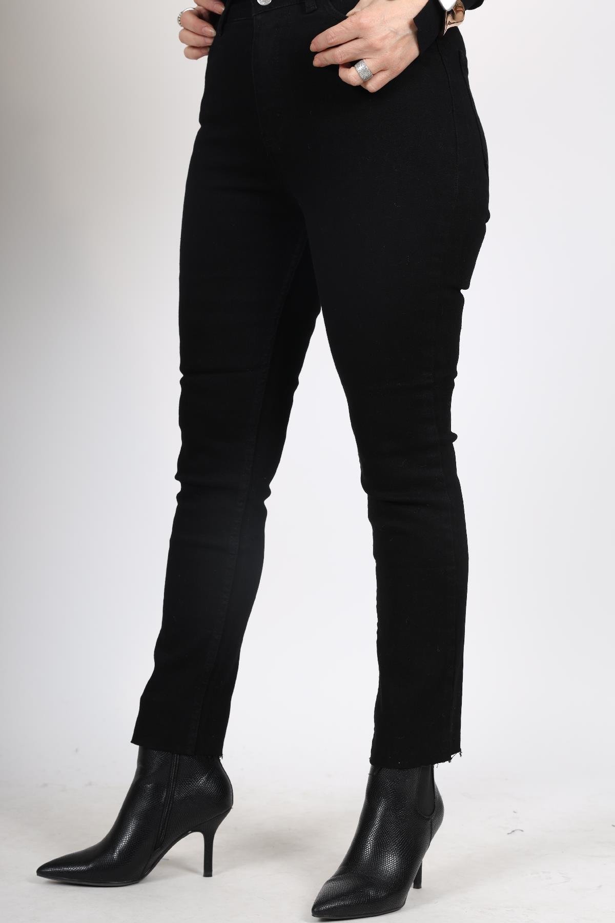 Paça Detay Siyah Jean