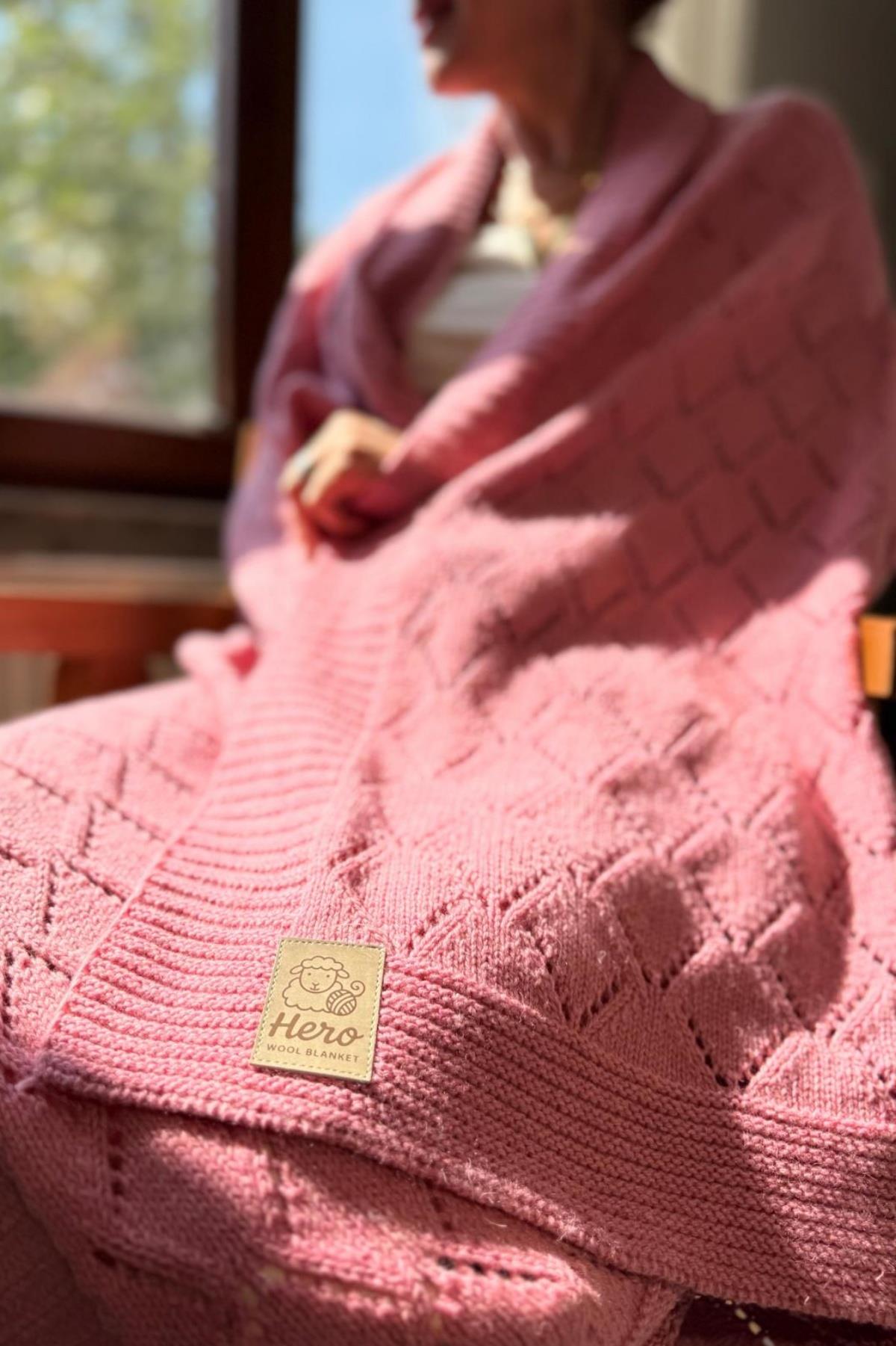 Pembe Renk Ajur Desen TV Battaniyesi