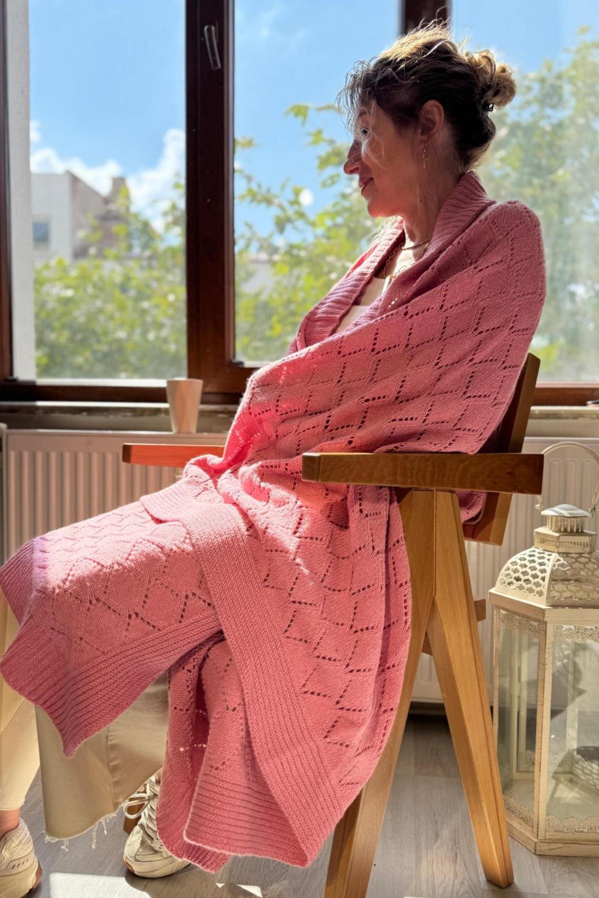 Pembe Renk Ajur Desen TV Battaniyesi