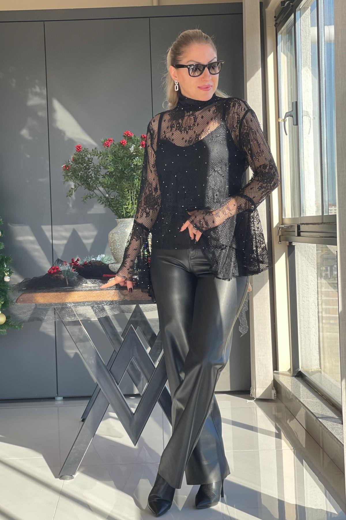 Pırıltılı Tül Detay Siyah Bluz