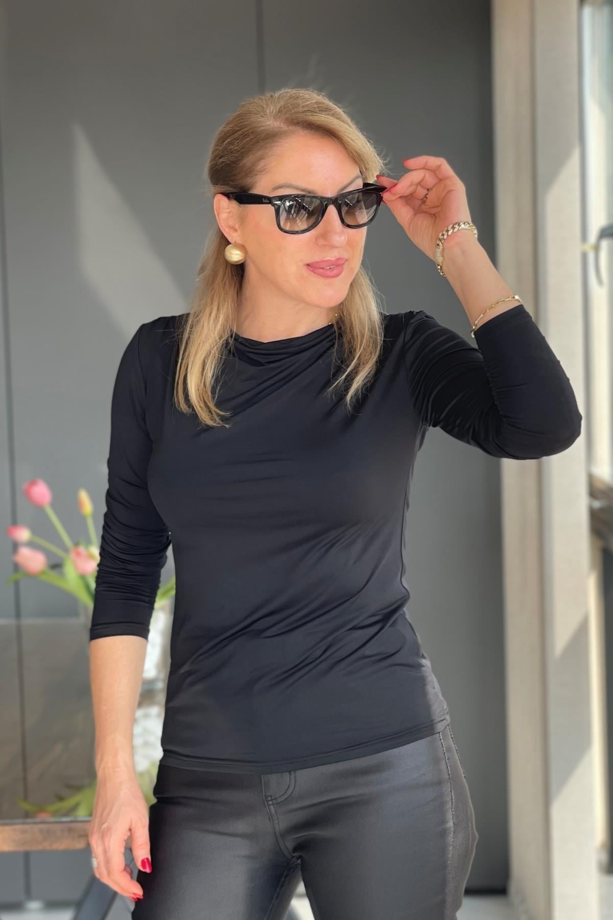 Siyah Büzgü Detay Bluz