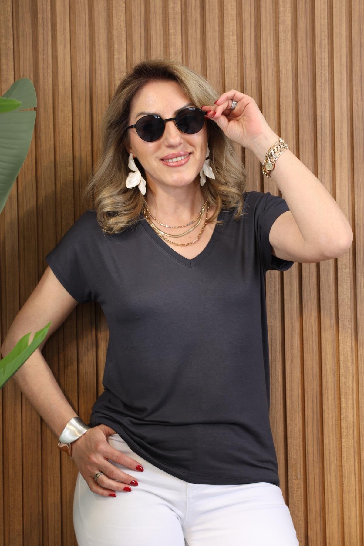V Yaka Antrasit Basic T-shirt