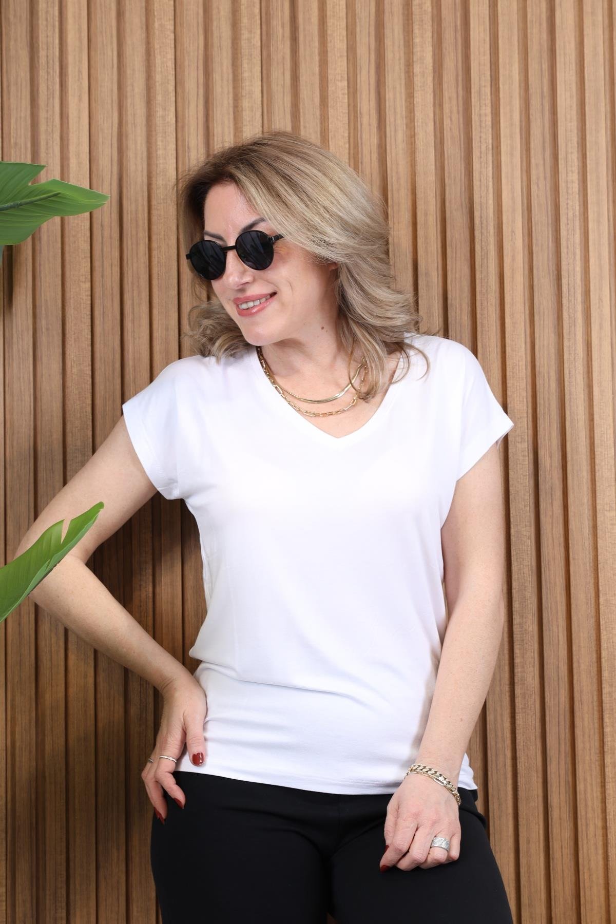 V Yaka Beyaz Basic T-shirt