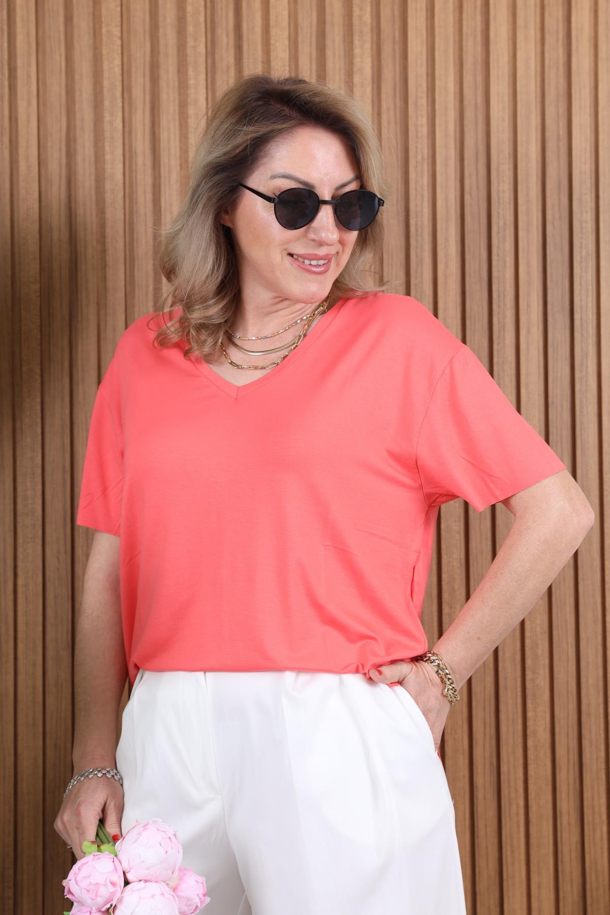 V Yaka Düz Kesim Nar Çiçeği T-shirt