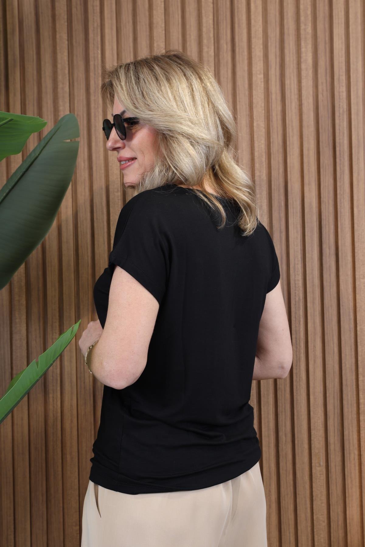 V Yaka Siyah Basic T-shirt