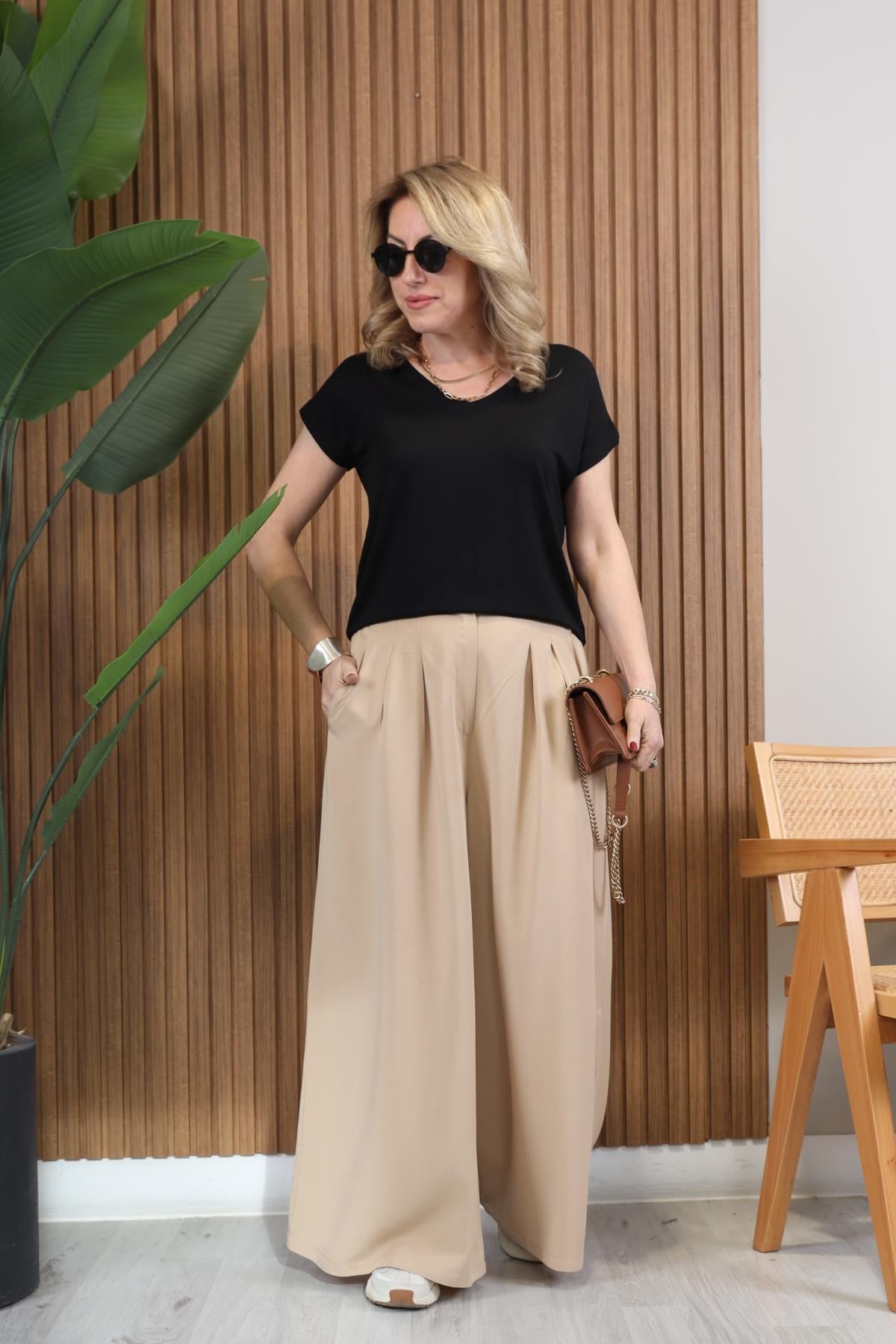 V Yaka Siyah Basic T-shirt